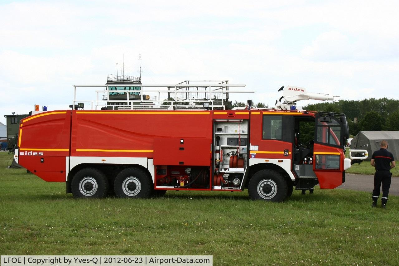 Evreux Fauville Airport, Evreux France (LFOE) - Fire truck, Evreux-Fauville air base 105 (LFOE-EVX)