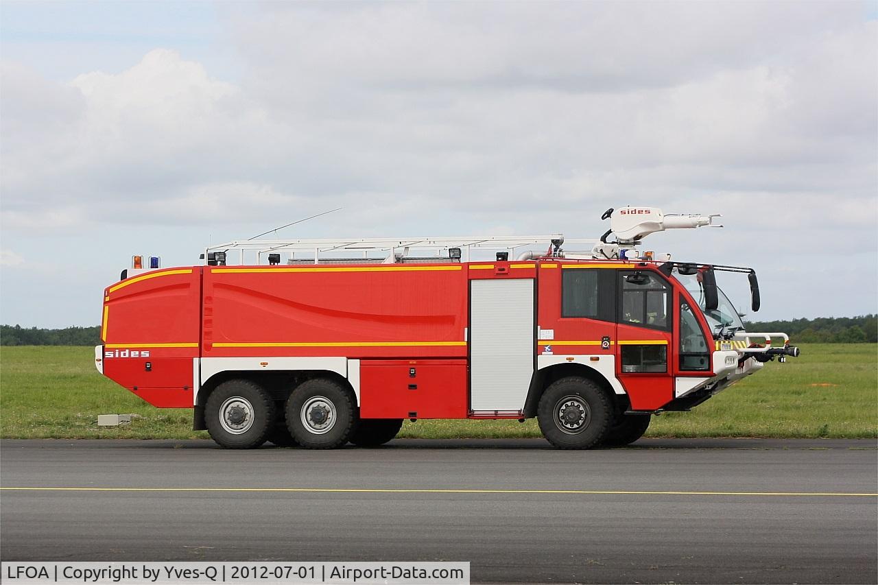 LFOA Airport - Fire truck, Avord air base 702 (LFOA)