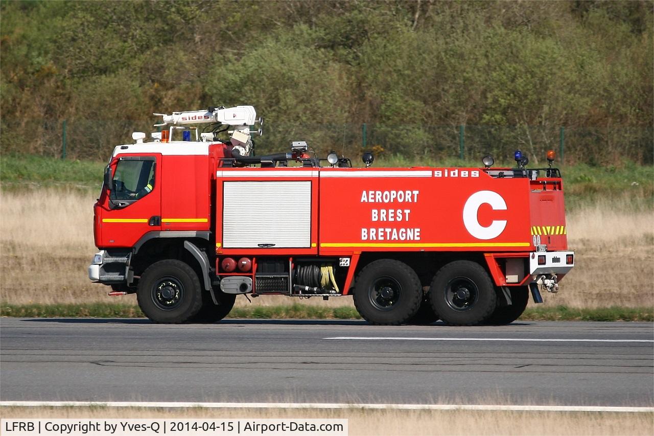Brest Bretagne Airport, Brest France (LFRB) - Runway control, Brest-Bretagne airport (LFRB-BES)