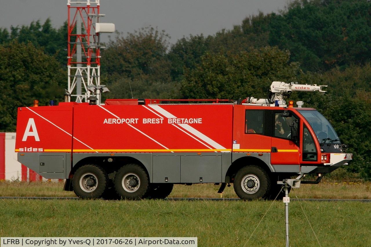 Brest Bretagne Airport, Brest France (LFRB) - Fire truck rwy 25L, Brest-Bretagne airport (LFRB-BES)