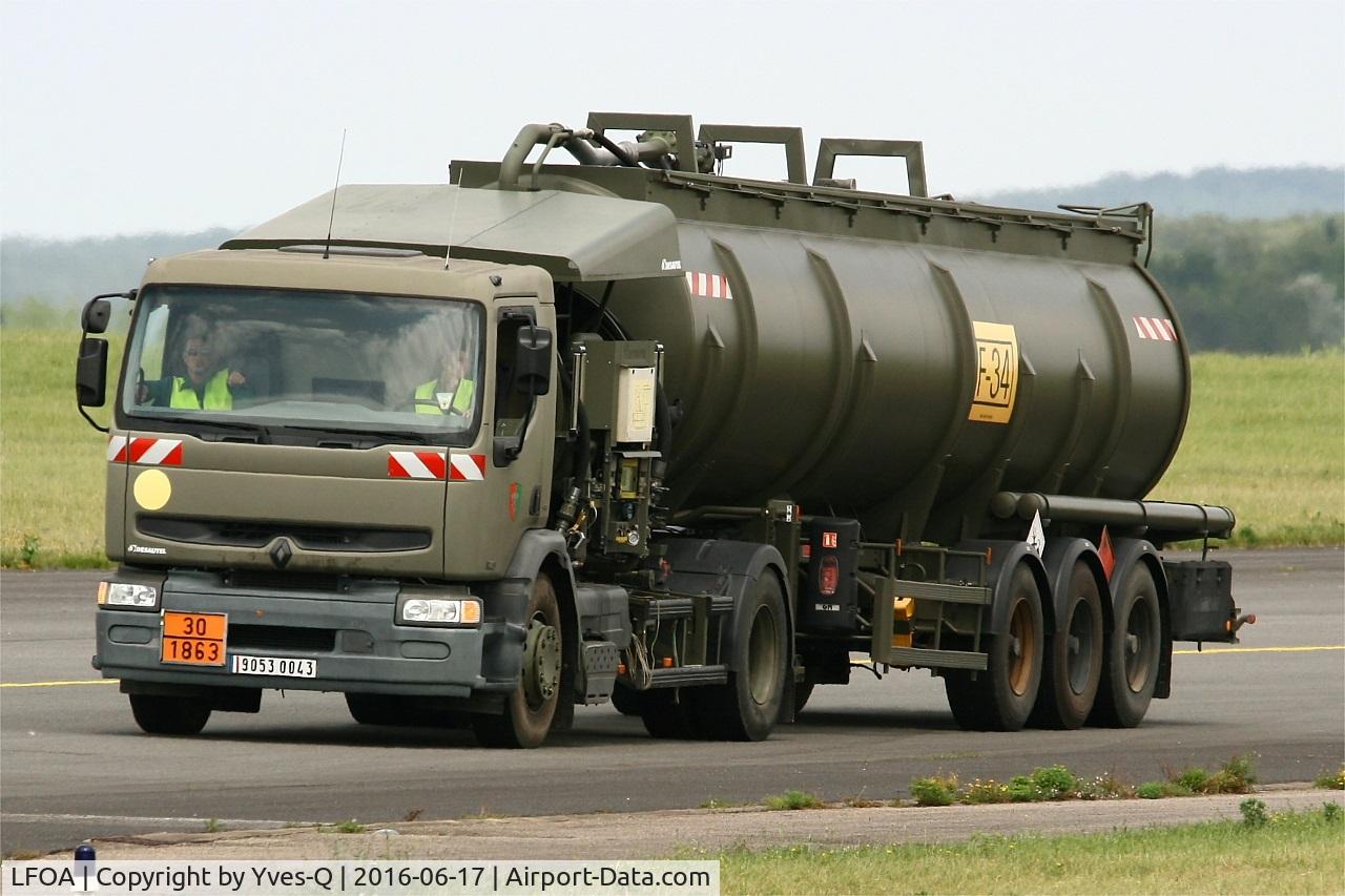 LFOA Airport - Military refueling truck, Avord air base 702 (LFOA)
