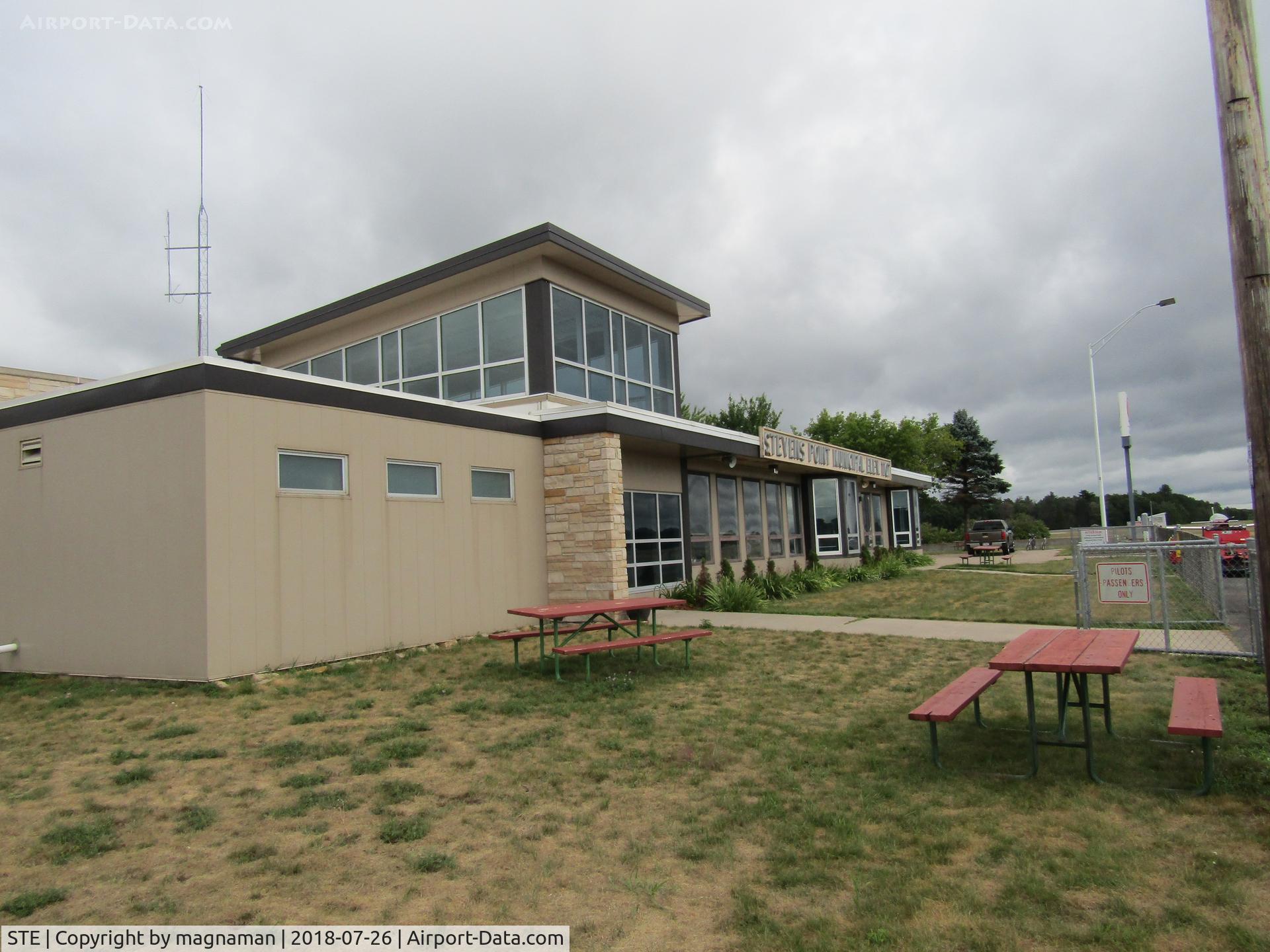 Stevens Point Municipal Airport (STE) - club building