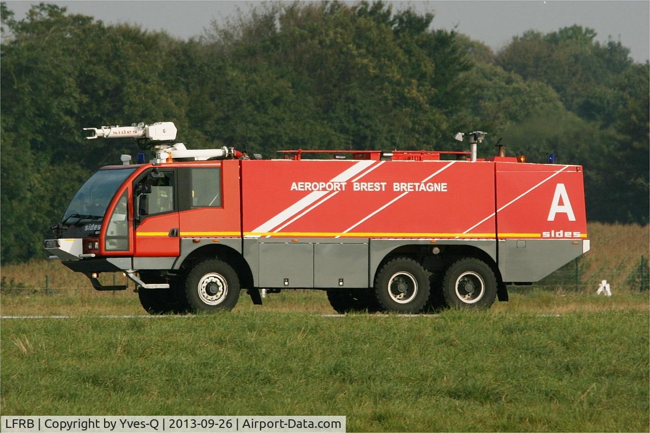 Brest Bretagne Airport, Brest France (LFRB) - Runway control, Brest-Bretagne airport (LFRB-BES)
