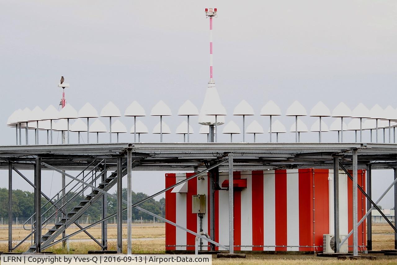 Rennes Airport, Saint-Jacques Airport France (LFRN) - Landing aid system, Rennes-St Jacques airport (LFRN-RNS)