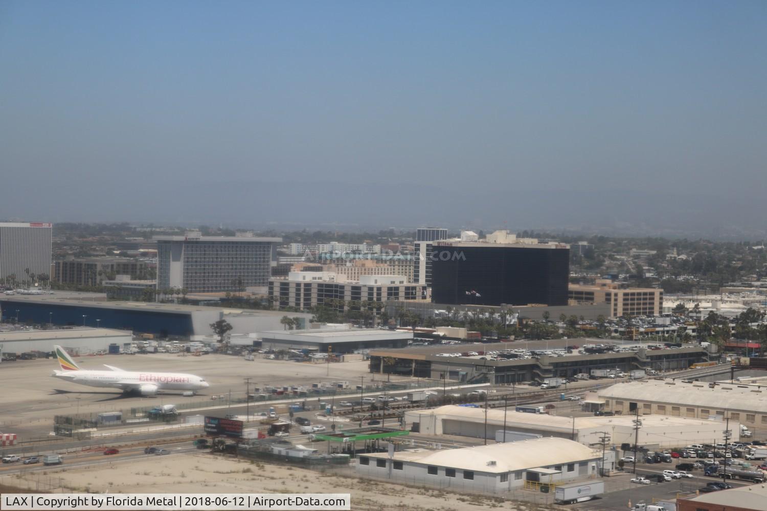 Los Angeles International Airport (LAX) - Landing at LAX