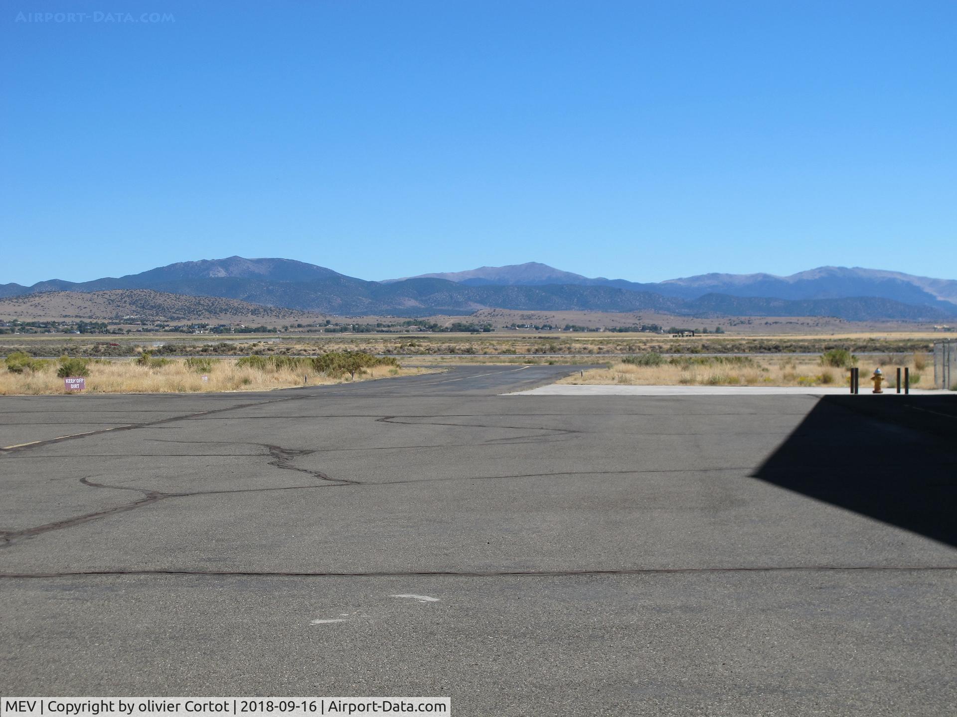 Minden-tahoe Airport (MEV) - view on the taxiway