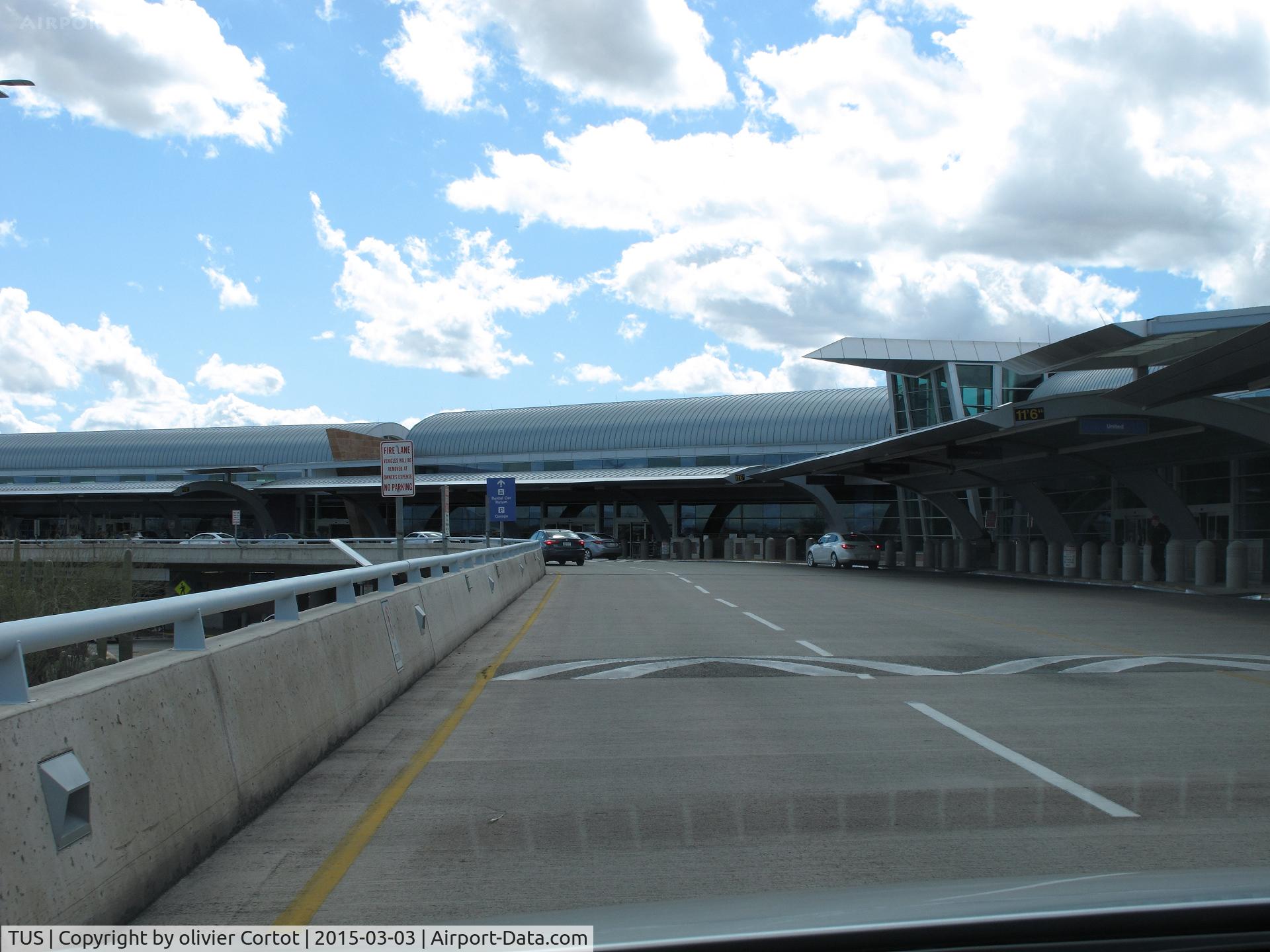 Tucson International Airport (TUS) - passengers drop zone