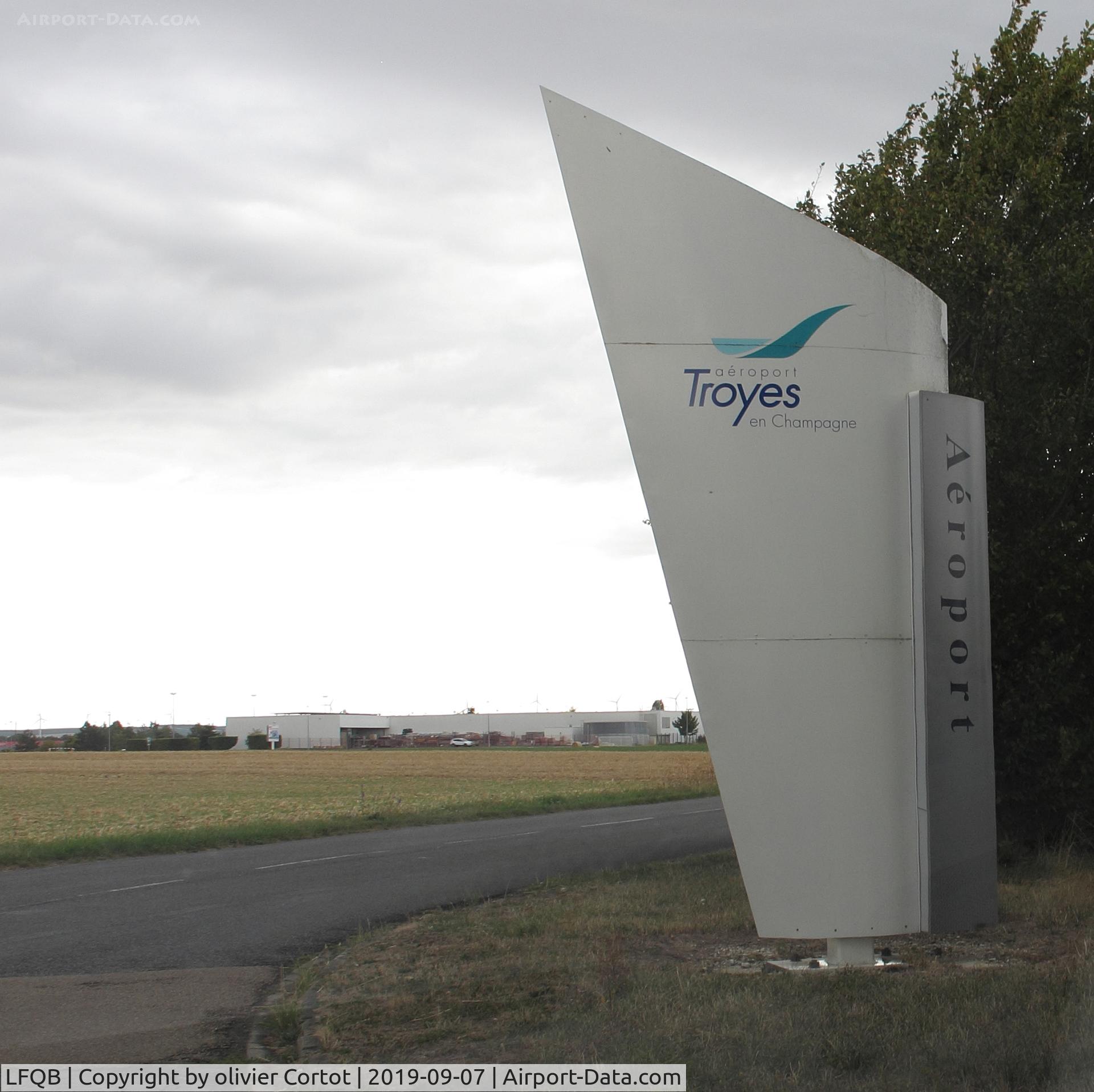 Troyes Barberey Airport, Troyes France (LFQB) - the road sign