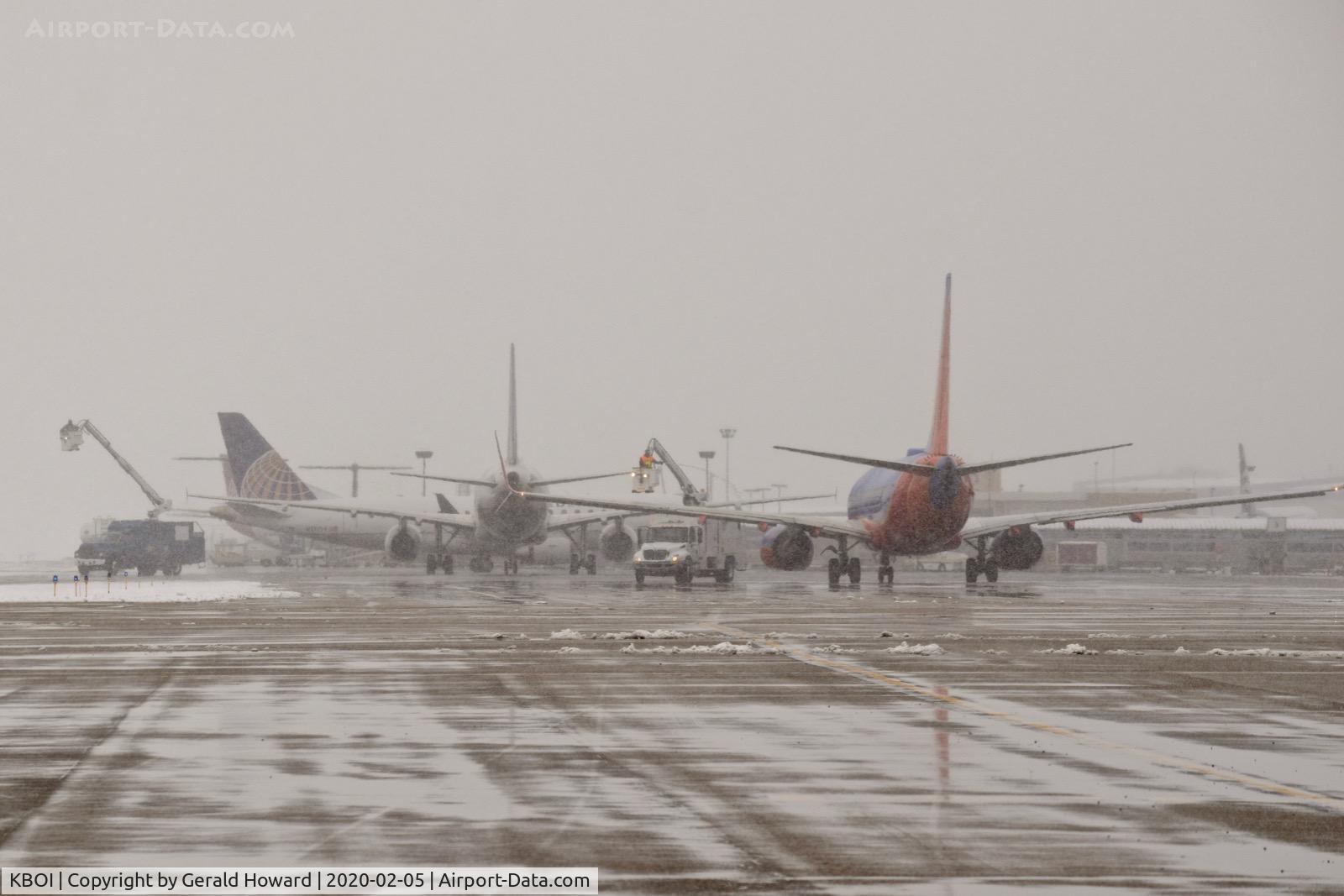 Boise Air Terminal/gowen Fld Airport (BOI) - Three airliners trying to de ice at their gates at the same time.