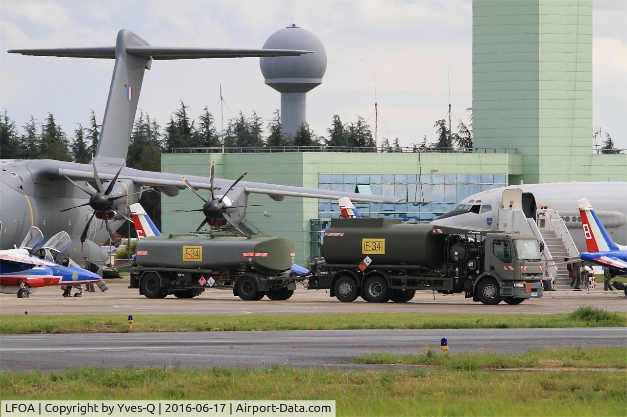 LFOA Airport - Military refueling truck, Avord air base 702 (LFOA)
