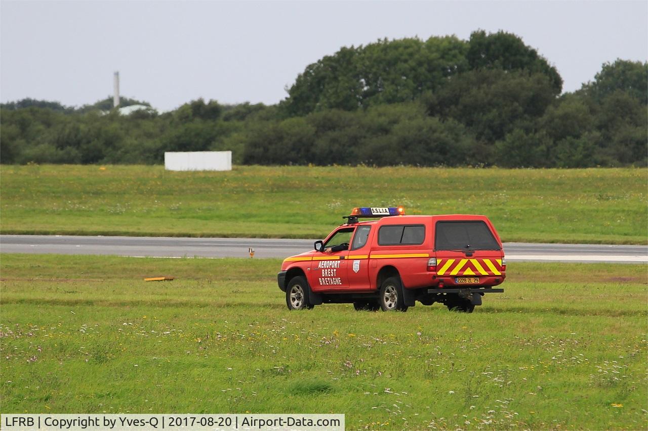 Brest Bretagne Airport, Brest France (LFRB) - Taxiway security, Brest-Bretagne airport (LFRB-BES)