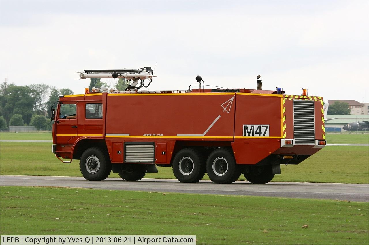 Paris Airport,  France (LFPB) - Military fire truck, Paris-Le Bourget airport (LFPB-LBG)