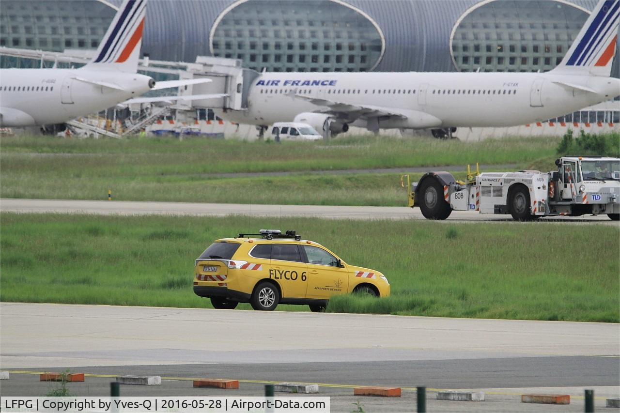 Paris Charles de Gaulle Airport (Roissy Airport), Paris France (LFPG) - Taxiway security, Roissy Charles de Gaulle airport (LFPG-CDG)
