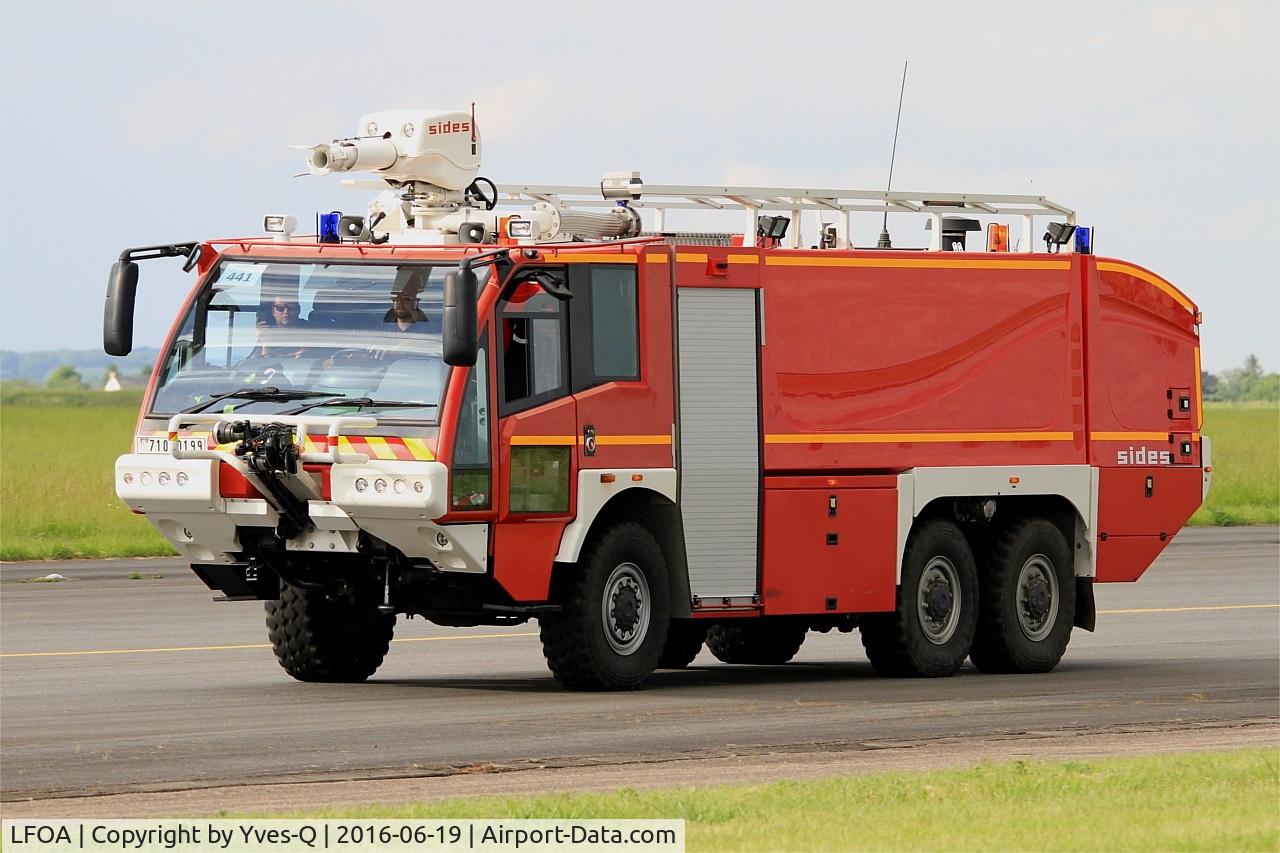 LFOA Airport - Fire truck, Avord air base 702 (LFOA)
