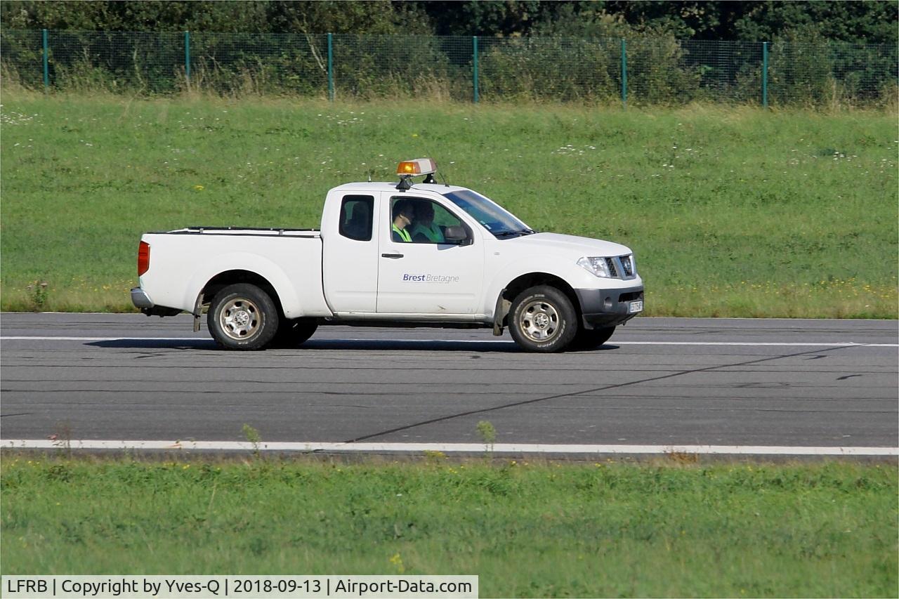 Brest Bretagne Airport, Brest France (LFRB) - Runway control, Brest-Bretagne airport (LFRB-BES)