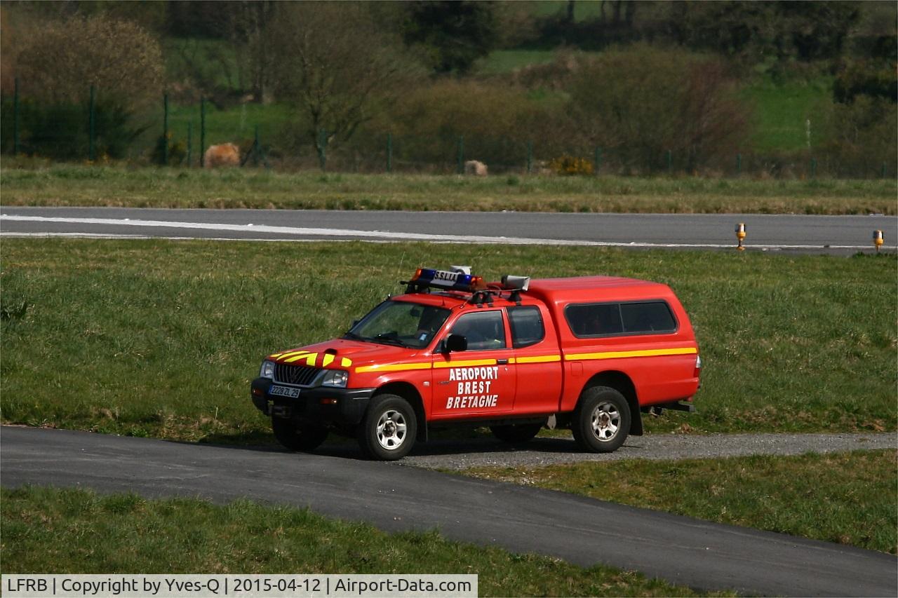 Brest Bretagne Airport, Brest France (LFRB) - Runway control (bird strike hazard), Brest-Bretagne airport (LFRB-BES)