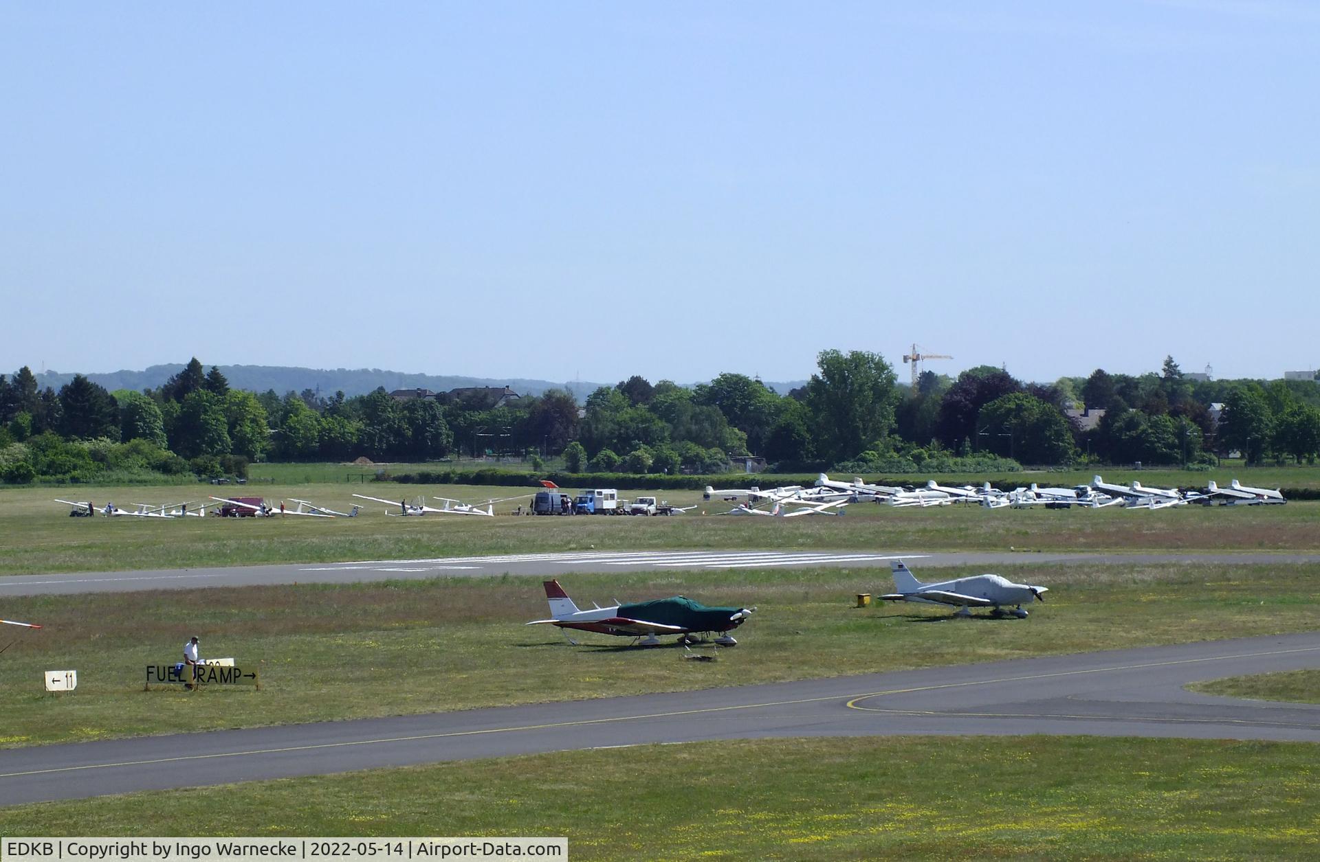 Bonn-Hangelar Airport, Sankt Augustin Germany (EDKB) - a lot of gliders waiting for their turn to be launched by winch at Bonn-Hangelar airfield