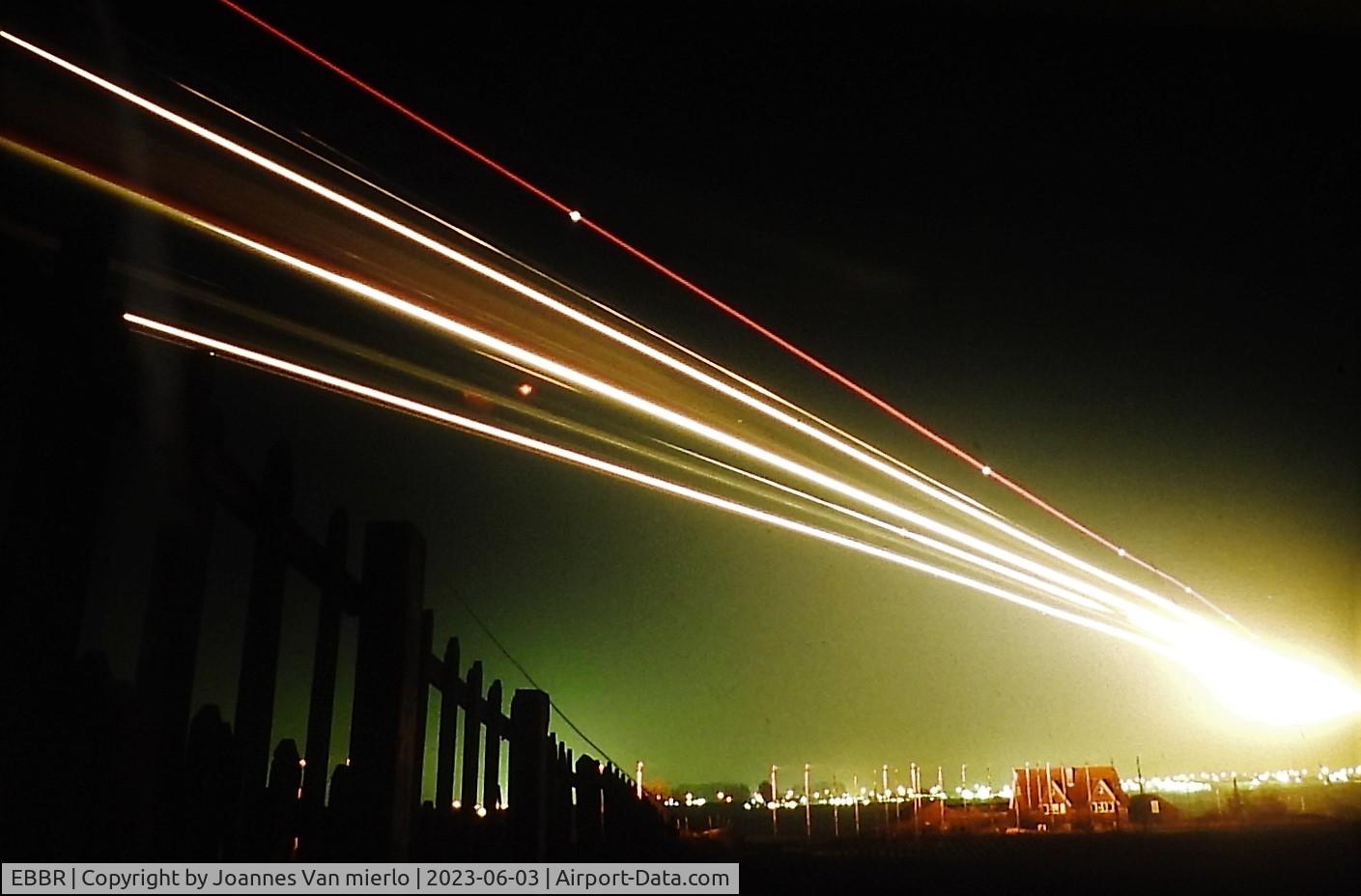 Brussels Airport, Brussels / Zaventem   Belgium (EBBR) - Approach by night on rwy 02