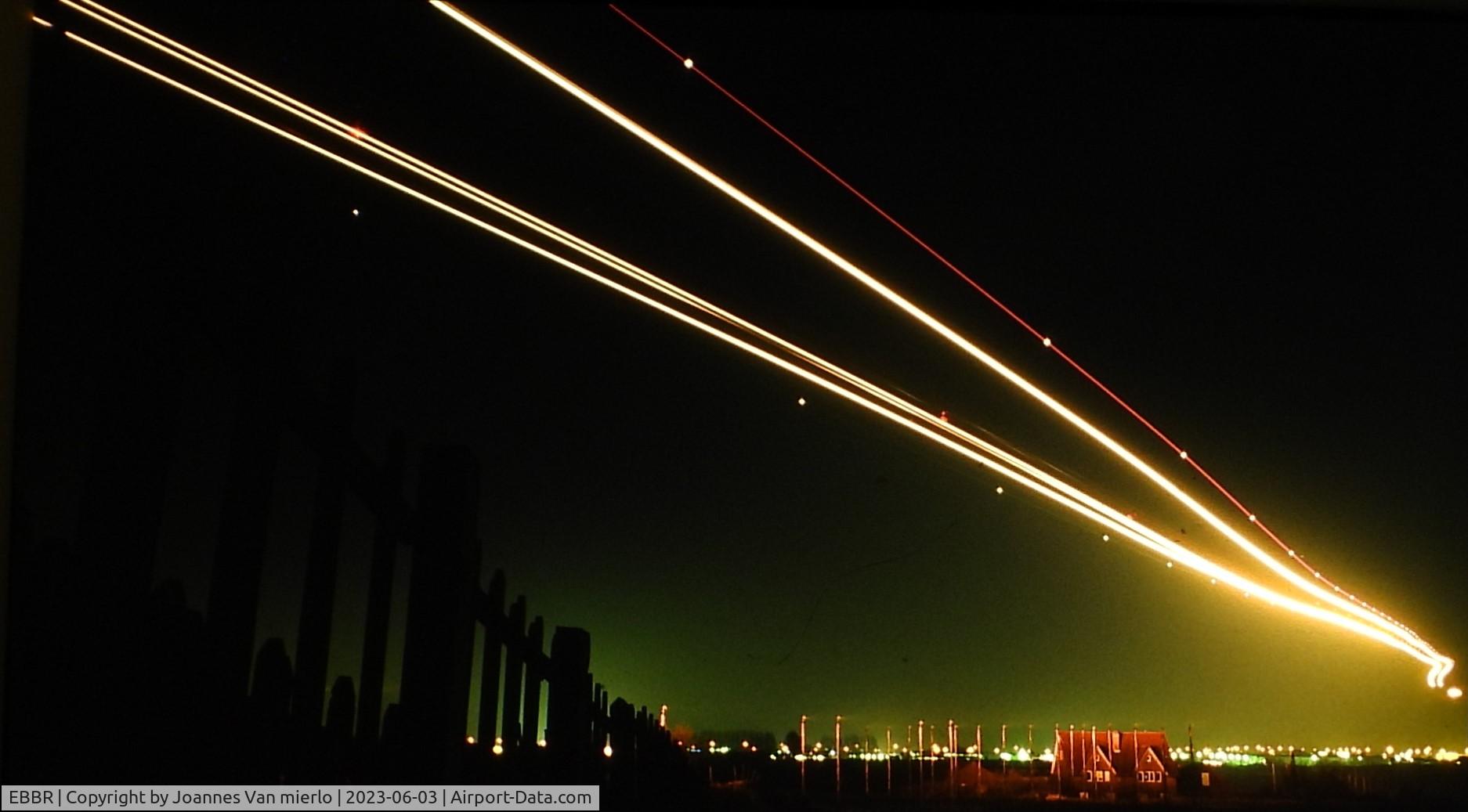 Brussels Airport, Brussels / Zaventem   Belgium (EBBR) - Night approach on rwy 02 slide scan