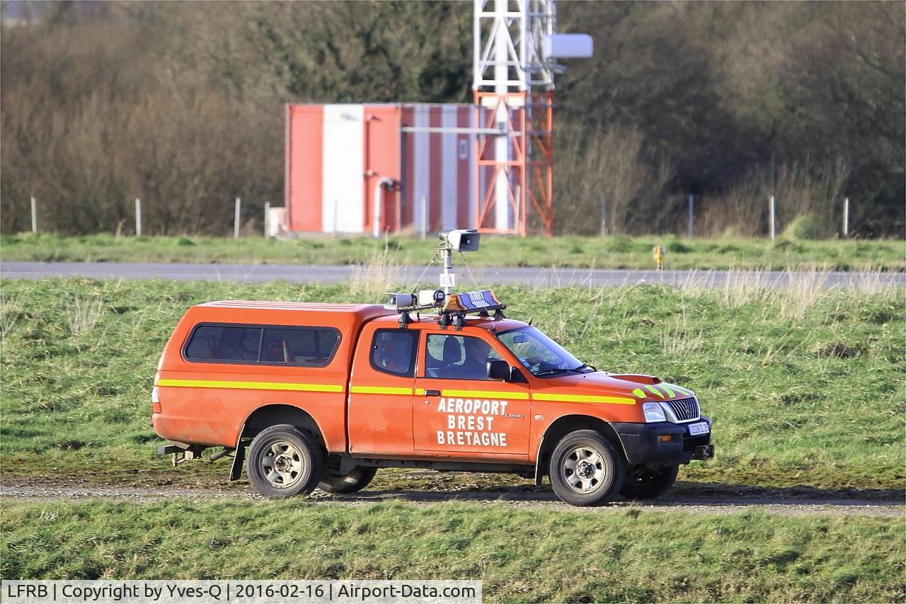 Brest Bretagne Airport, Brest France (LFRB) - Runway control (bird strike hazard), Brest-Bretagne airport (LFRB-BES)