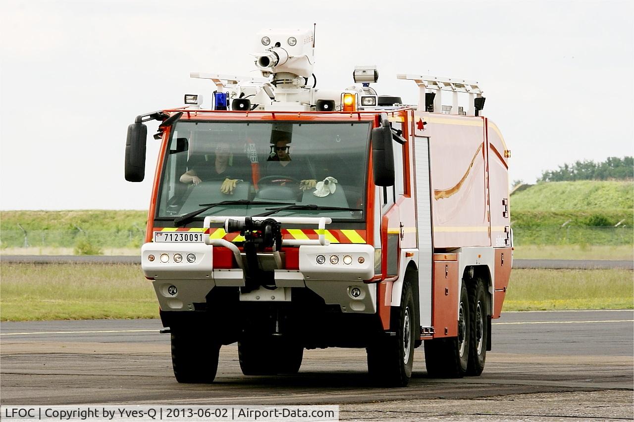 Châteaudun Airport, Châteaudun France (LFOC) - Fire truck, Châteaudun Air Base 279 (LFOC)