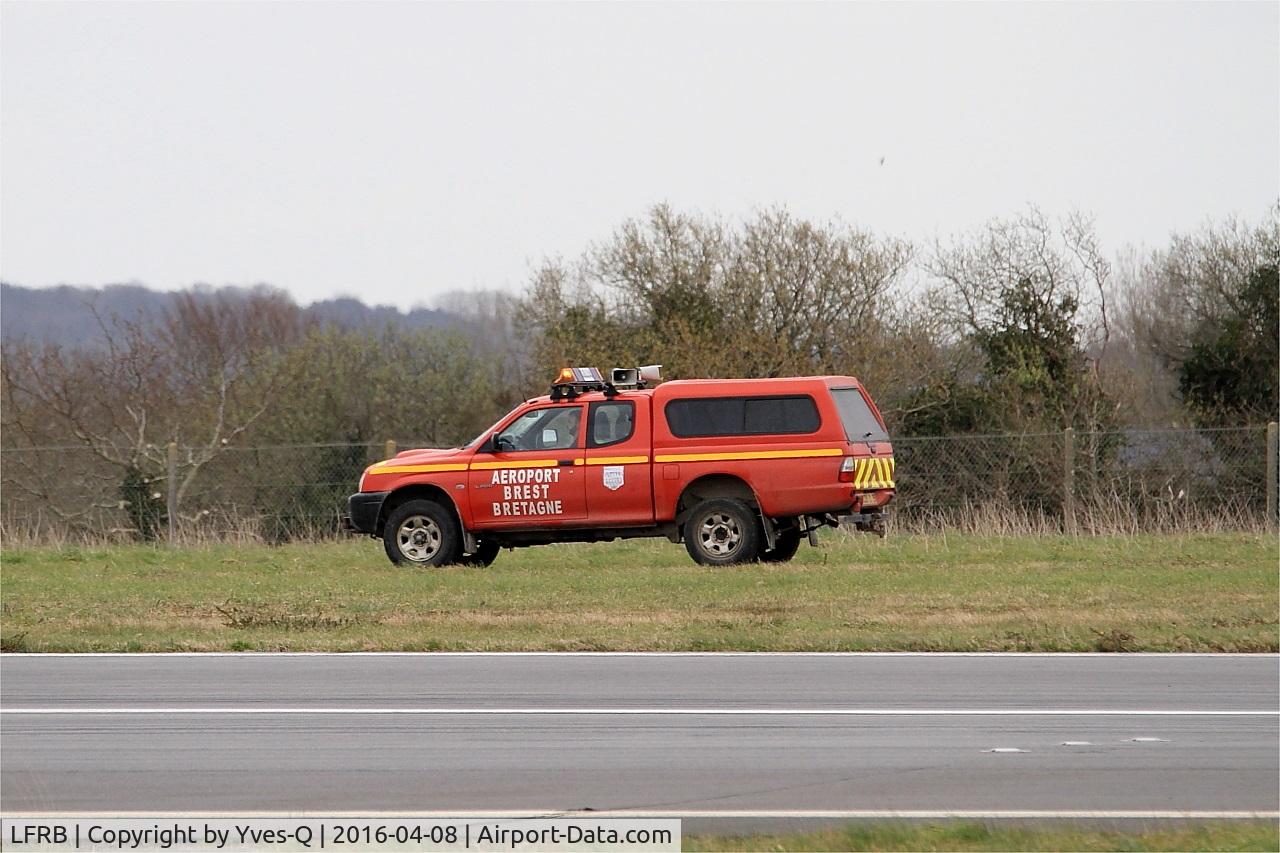 Brest Bretagne Airport, Brest France (LFRB) - Runway control (bird strike hazard), Brest-Bretagne airport (LFRB-BES)