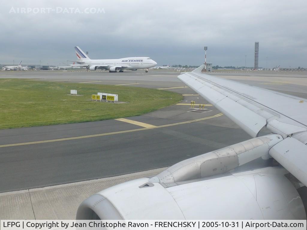 Paris Charles de Gaulle Airport (Roissy Airport), Paris France (LFPG) - Paris CDG take off