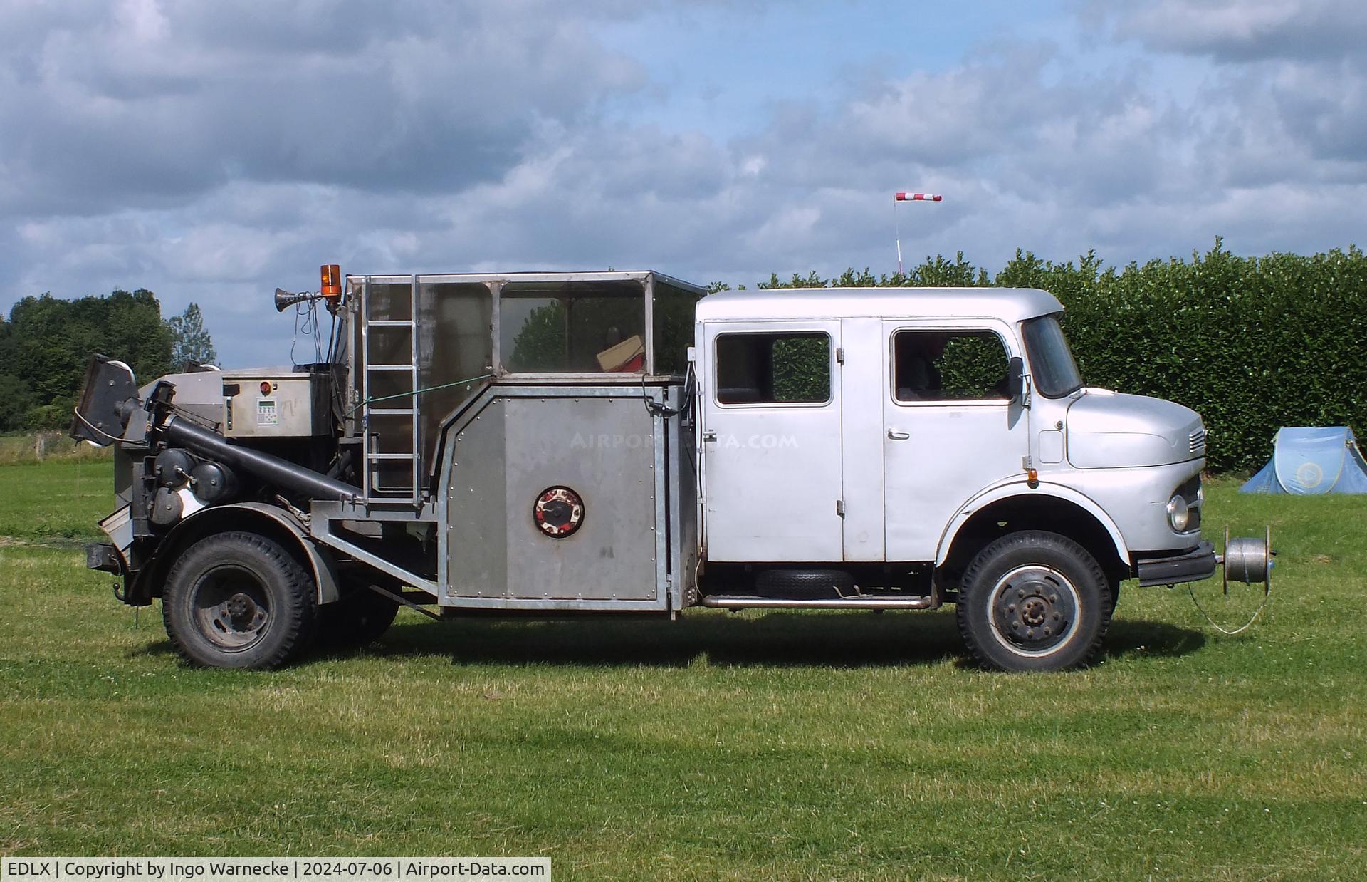 EDLX Airport - winch-truck at Wesel-Römerwardt airfield  #v
