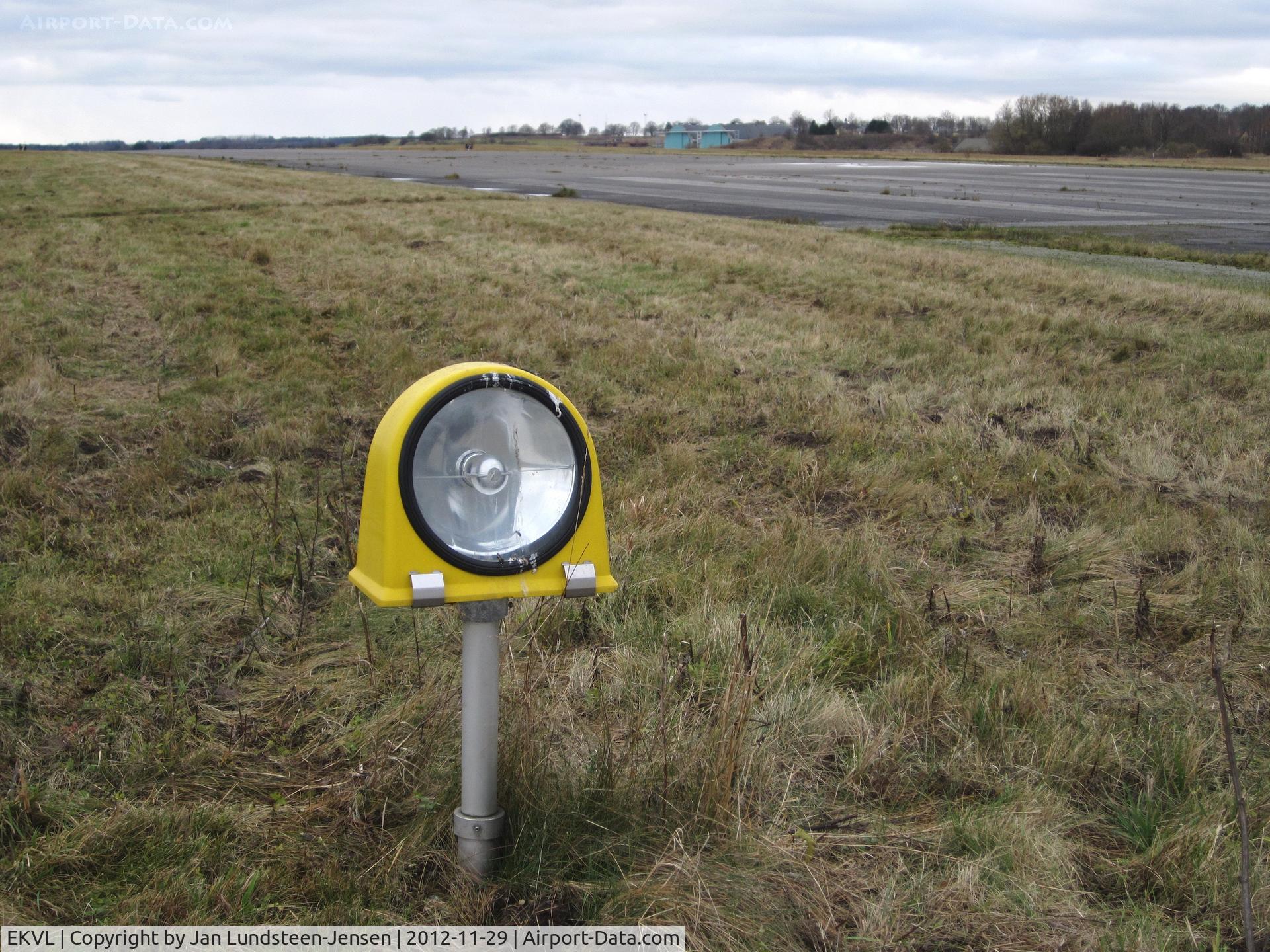 EKVL Airport - Runway End Identifier Light at the RWY 28 threshold, one of the two flashing white lights at each end of the runway at the closed Vaerloese Air Base in Denmark. The lights were removed shortly afterwards.