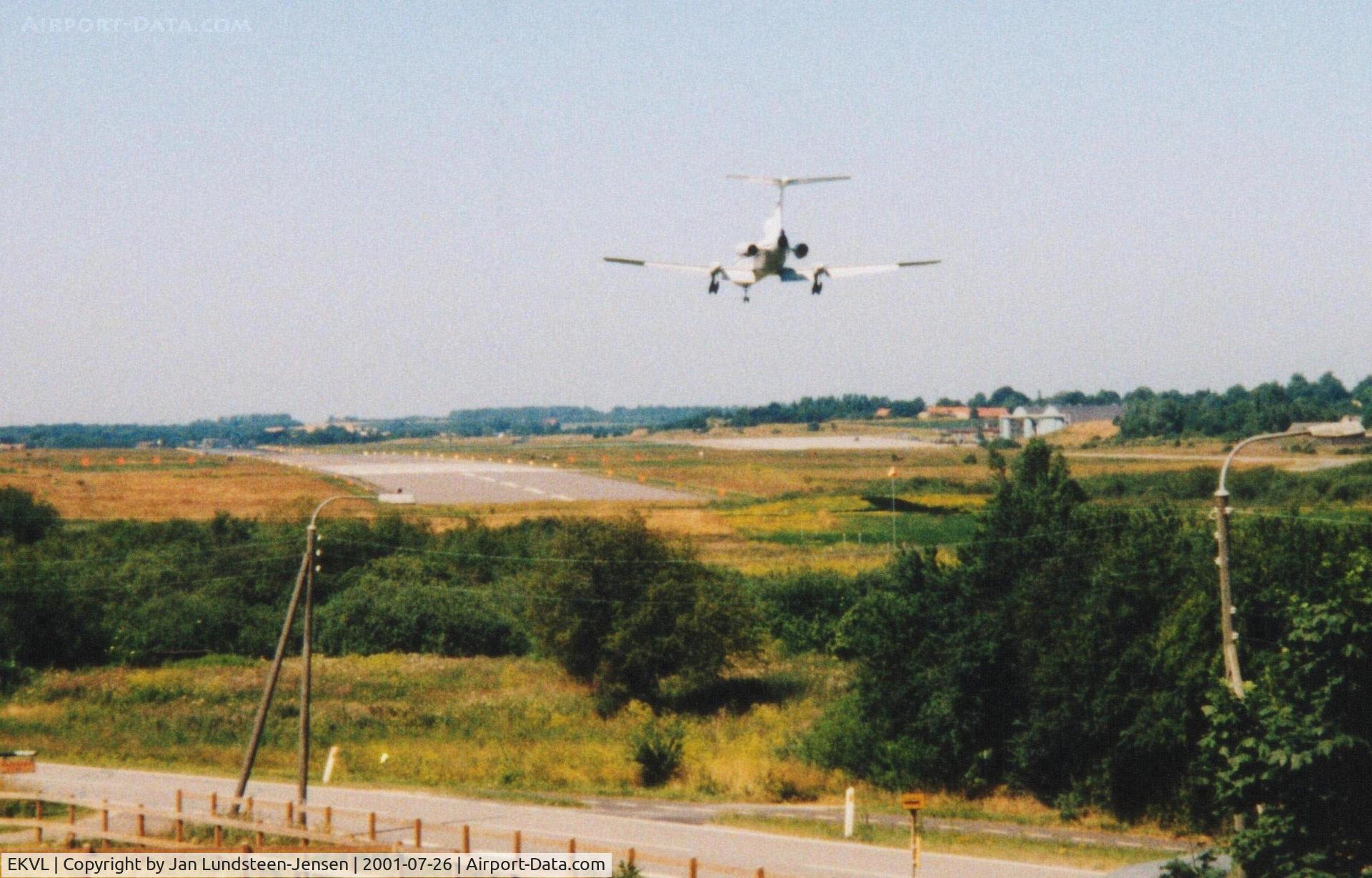 EKVL Airport - Tupolev Tu-154B2 RA-85555 of Aeroflot seen on short final to Runway 28 at Vaerloese Air Base in Denmark in 2001. It was one of many flights that brought children from the Chernobyl area to Denmark for a recreational stay. Runway edge lights are turned on.