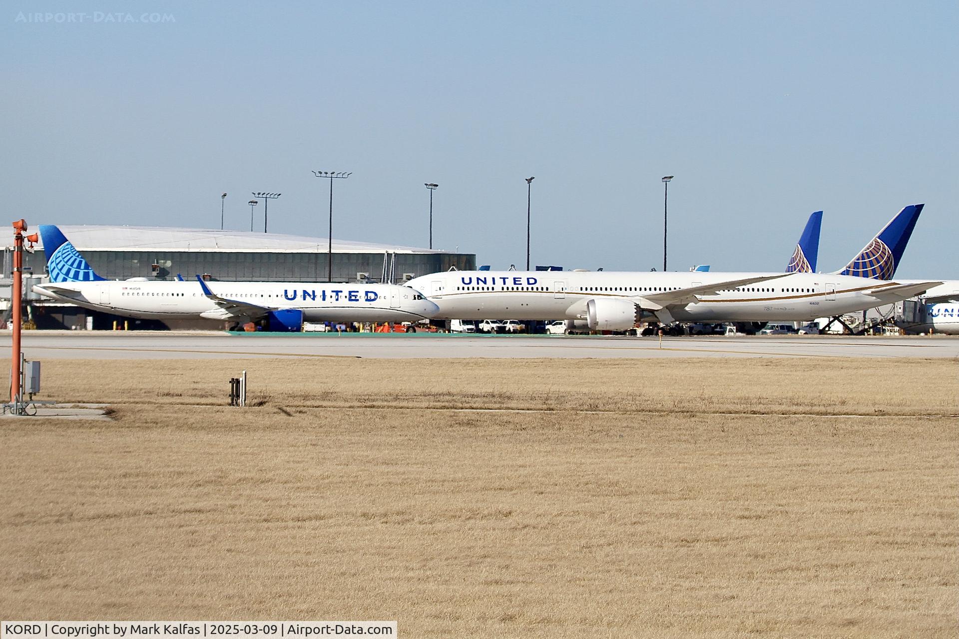 Chicago O'hare International Airport (ORD) - A21N UNITED AIRLINES Airbus 321-271NX N14518 UA275 ORD-IAH and B78X UNITED AIRLINES BOEING 787-10 DREAMLINER N14001 UA952 MUC-ORD