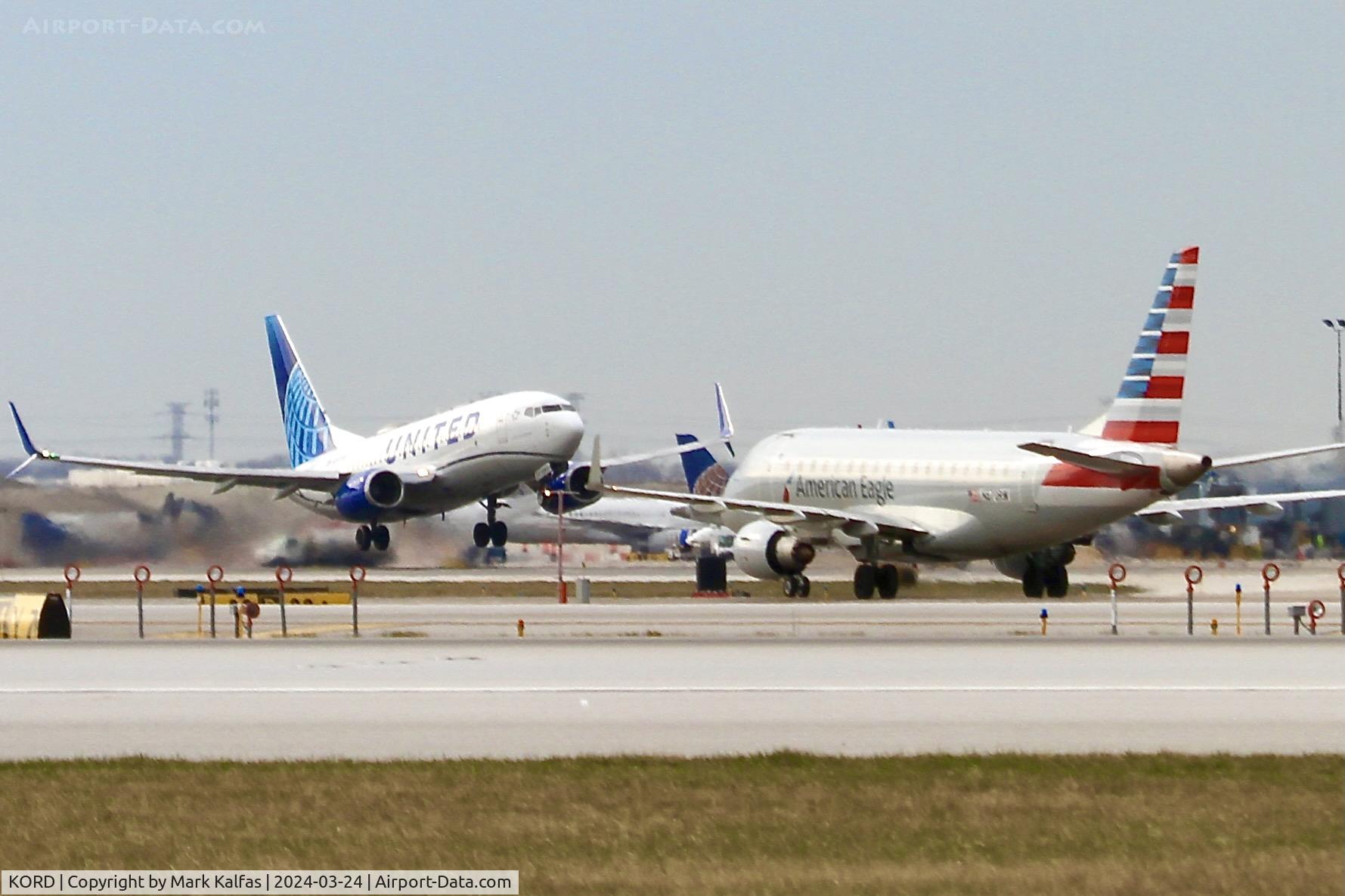 Chicago O'hare International Airport (ORD) - B737 United Airlines Boeing 737-724 N39728 departing on 10L Chicago O'Hare