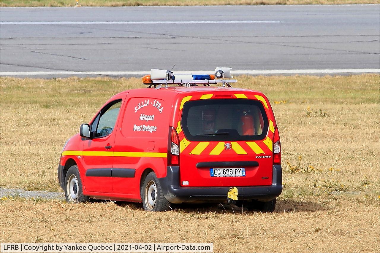 Brest Bretagne Airport, Brest France (LFRB) - Runway control (bird strike hazard), Brest-Bretagne airport (LFRB-BES)