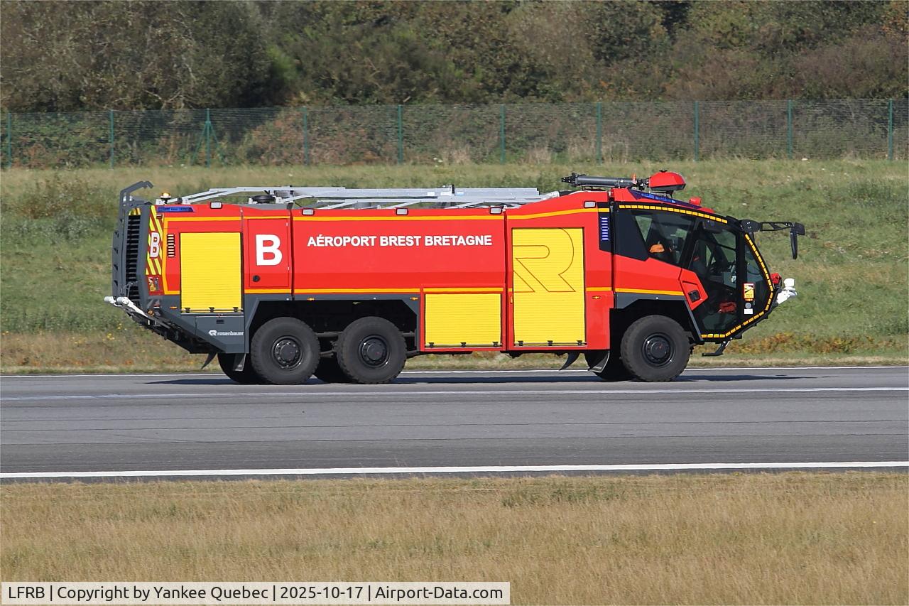 Brest Bretagne Airport, Brest France (LFRB) - Control runway, Brest-Bretagne airport (LFRB-BES)