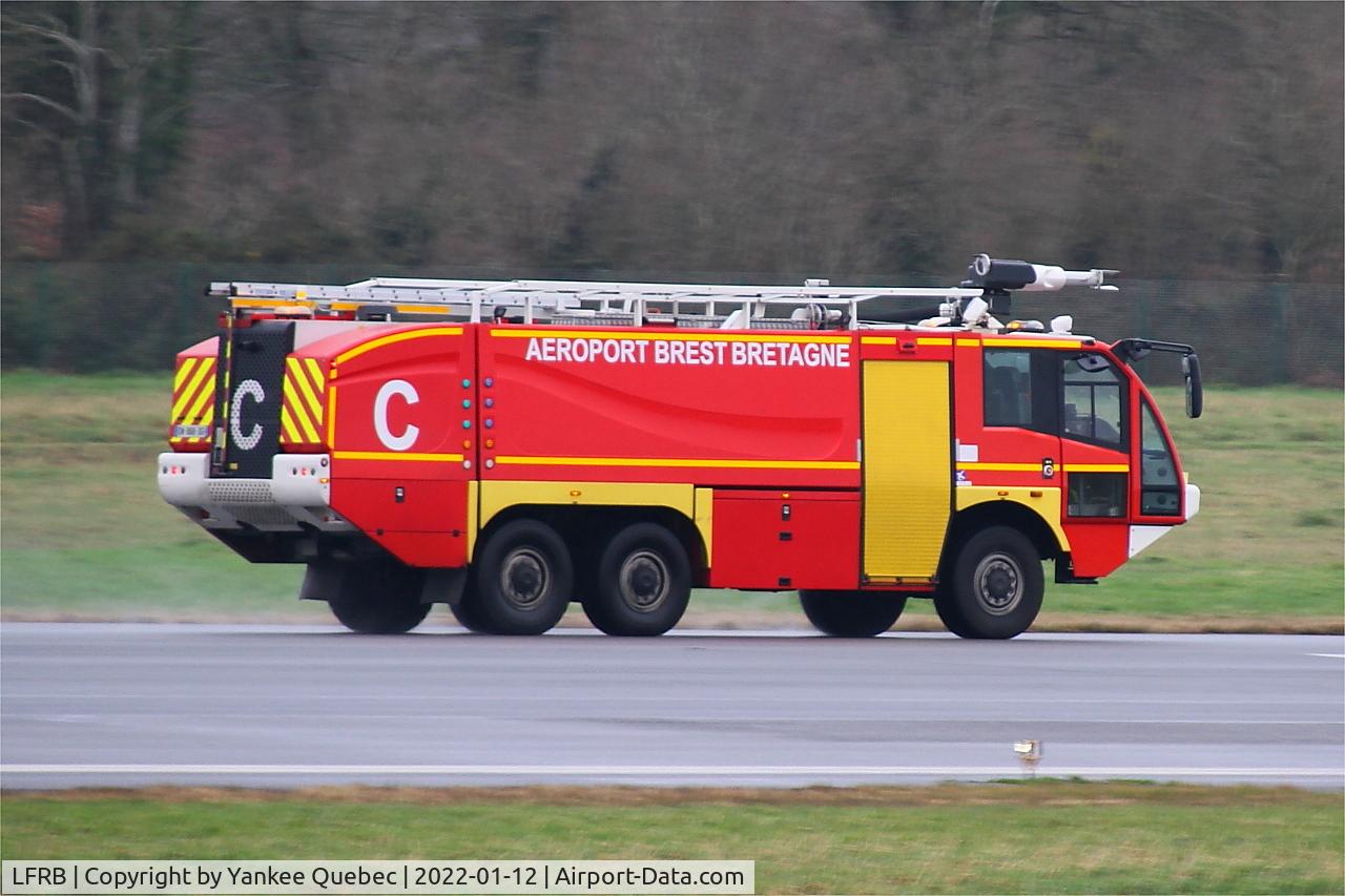 Brest Bretagne Airport, Brest France (LFRB) - Control runway, Brest-Bretagne airport (LFRB-BES)
