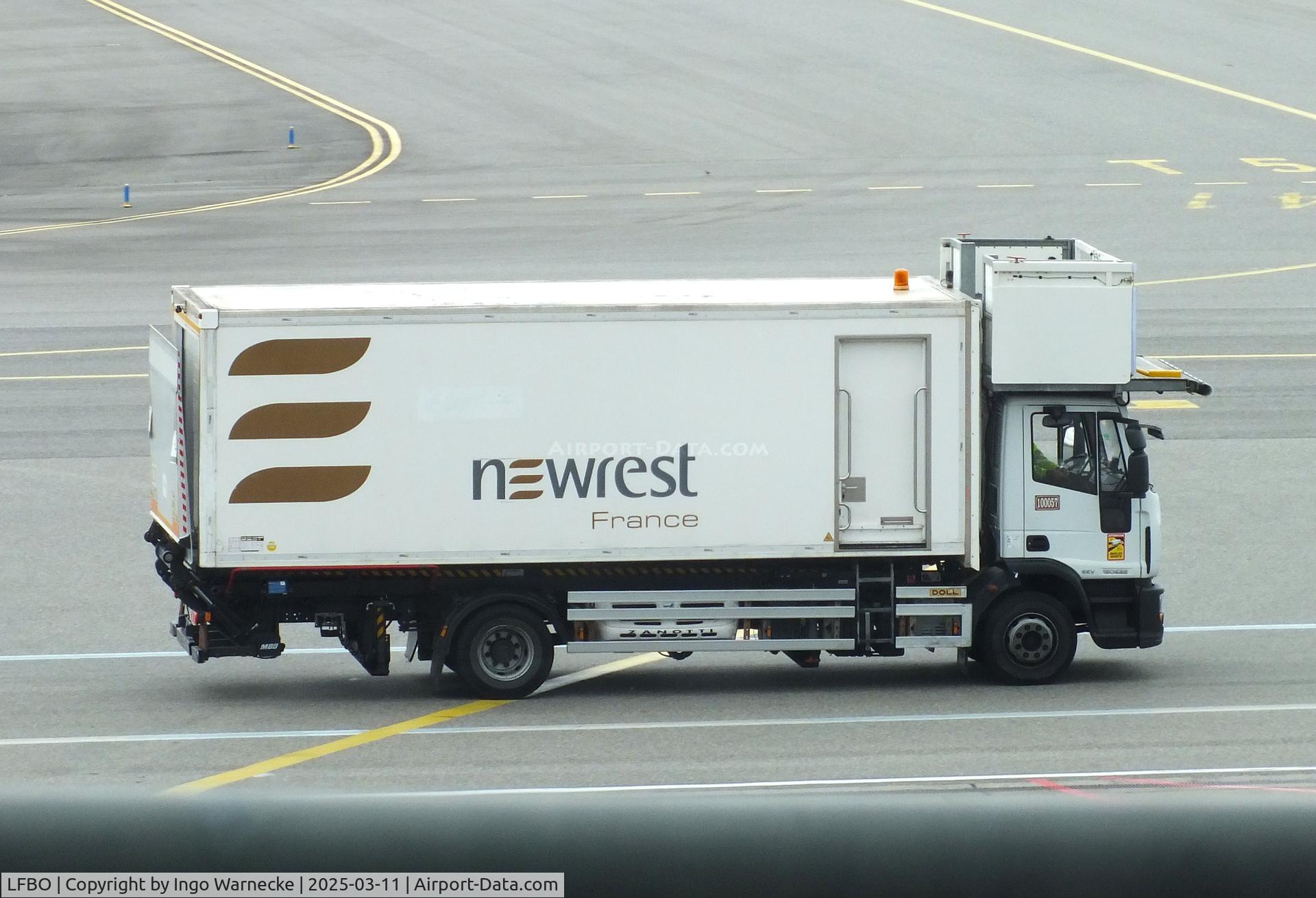 Toulouse Airport, Blagnac Airport France (LFBO) - catering service truck at Toulouse-Blagnac airport