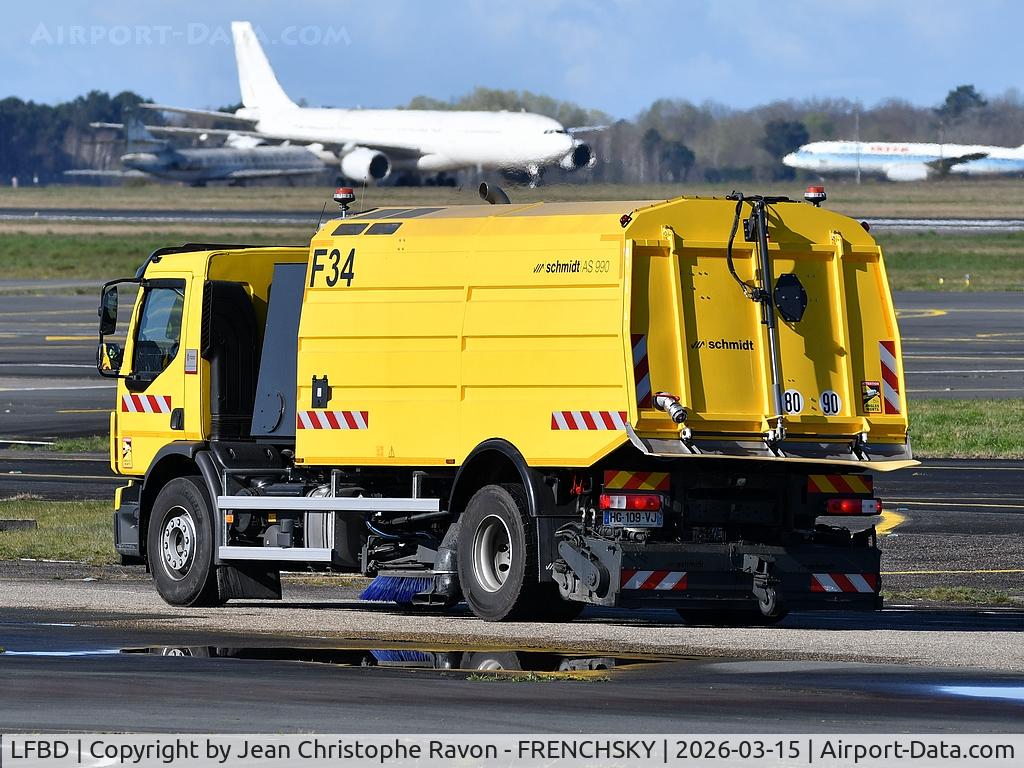 Bordeaux Airport, Merignac Airport France (LFBD) - balayeuse à grande vitesse Schmidt AS 990