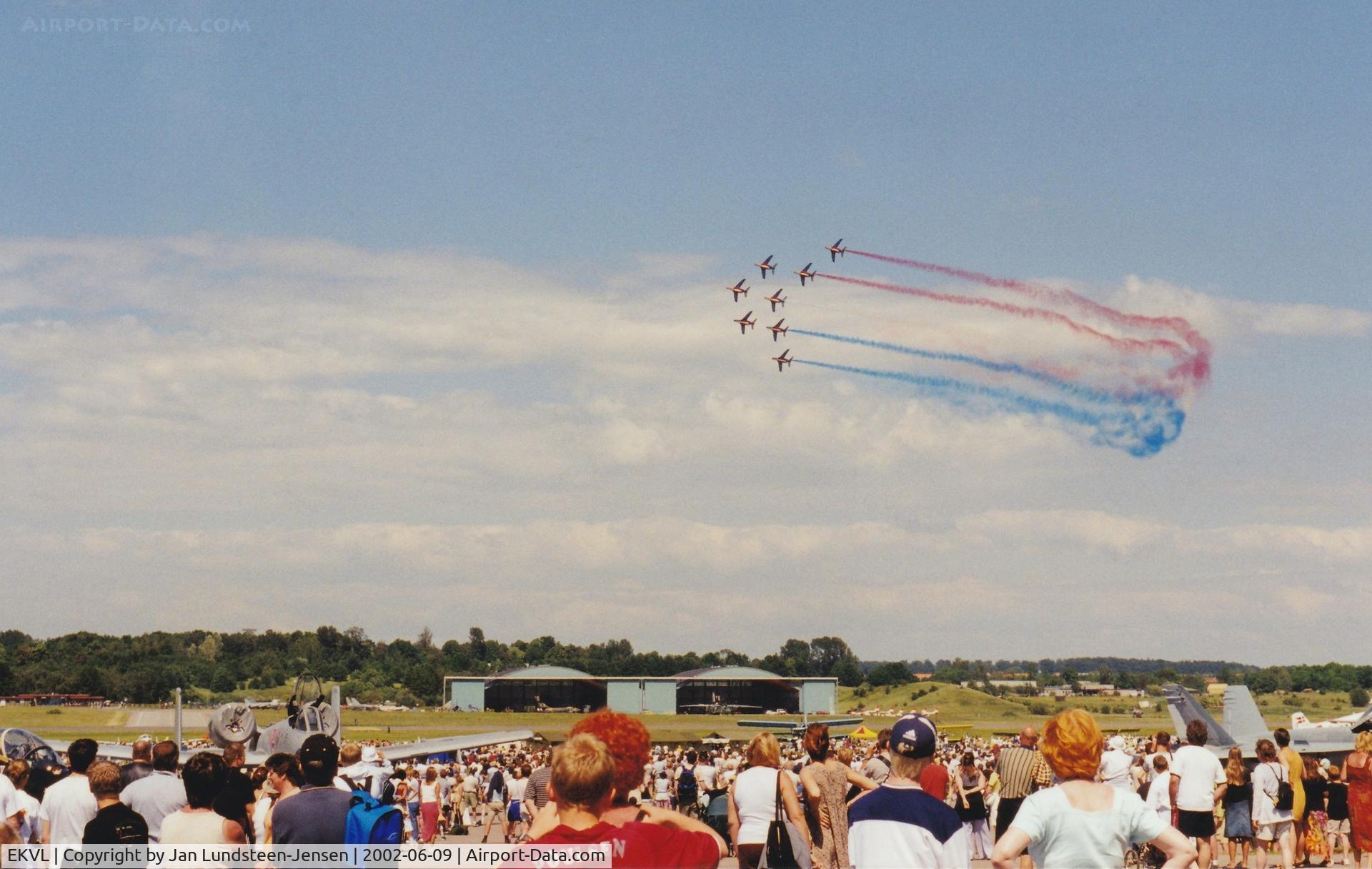 EKVL, Patrouille de France, the French Air Force aerobatic display team, at Vaerloese Air Base Open House 2002 in Denmark. The PAF planes are Dassault-Dornier Alpha Jets.