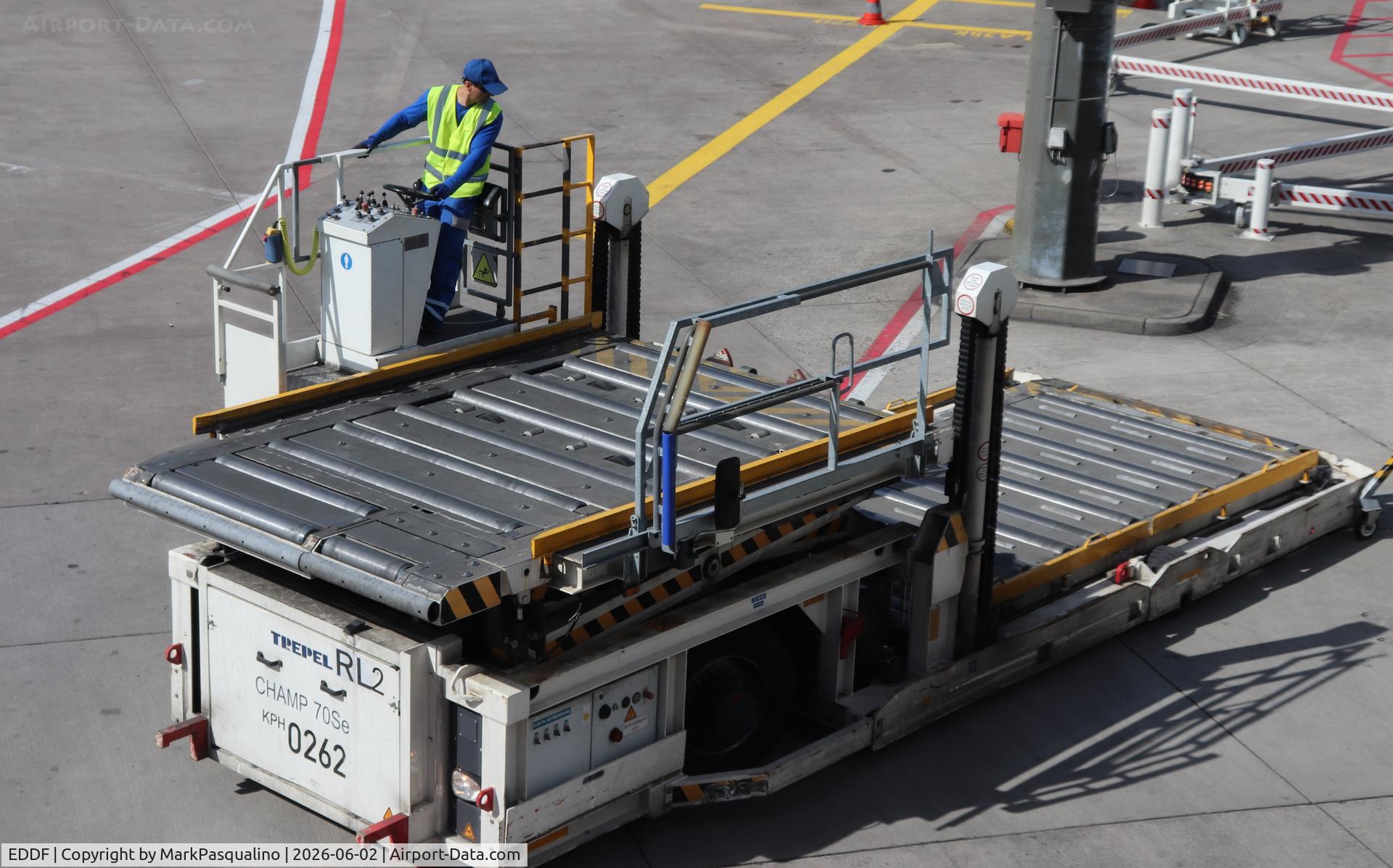 Frankfurt International Airport, RL2 Heavy cargo loader