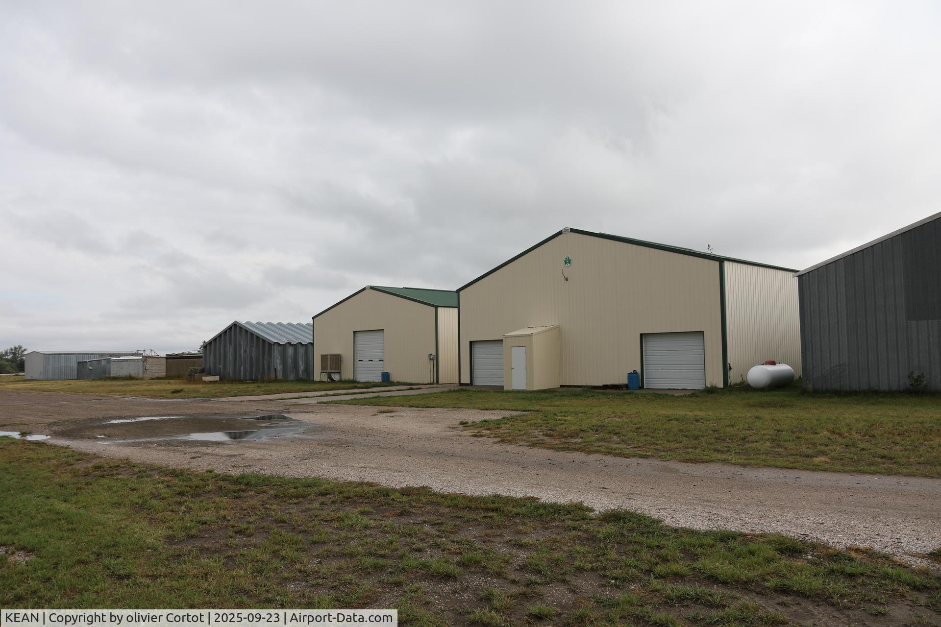 Phifer Airfield Airport, Hangars