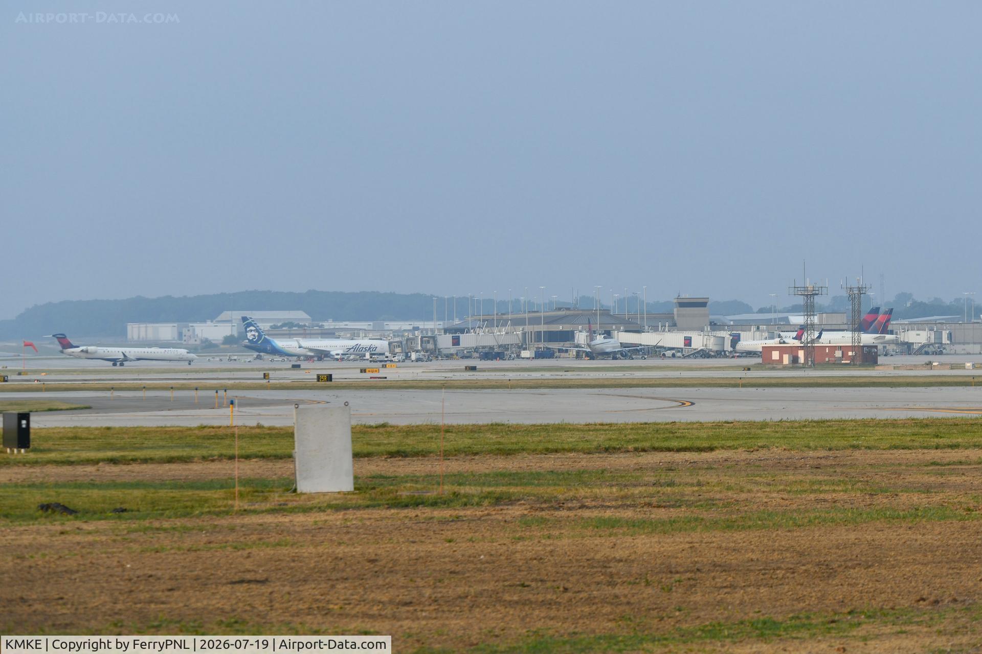 General Mitchell International Airport, Overview of terminal from viewing area