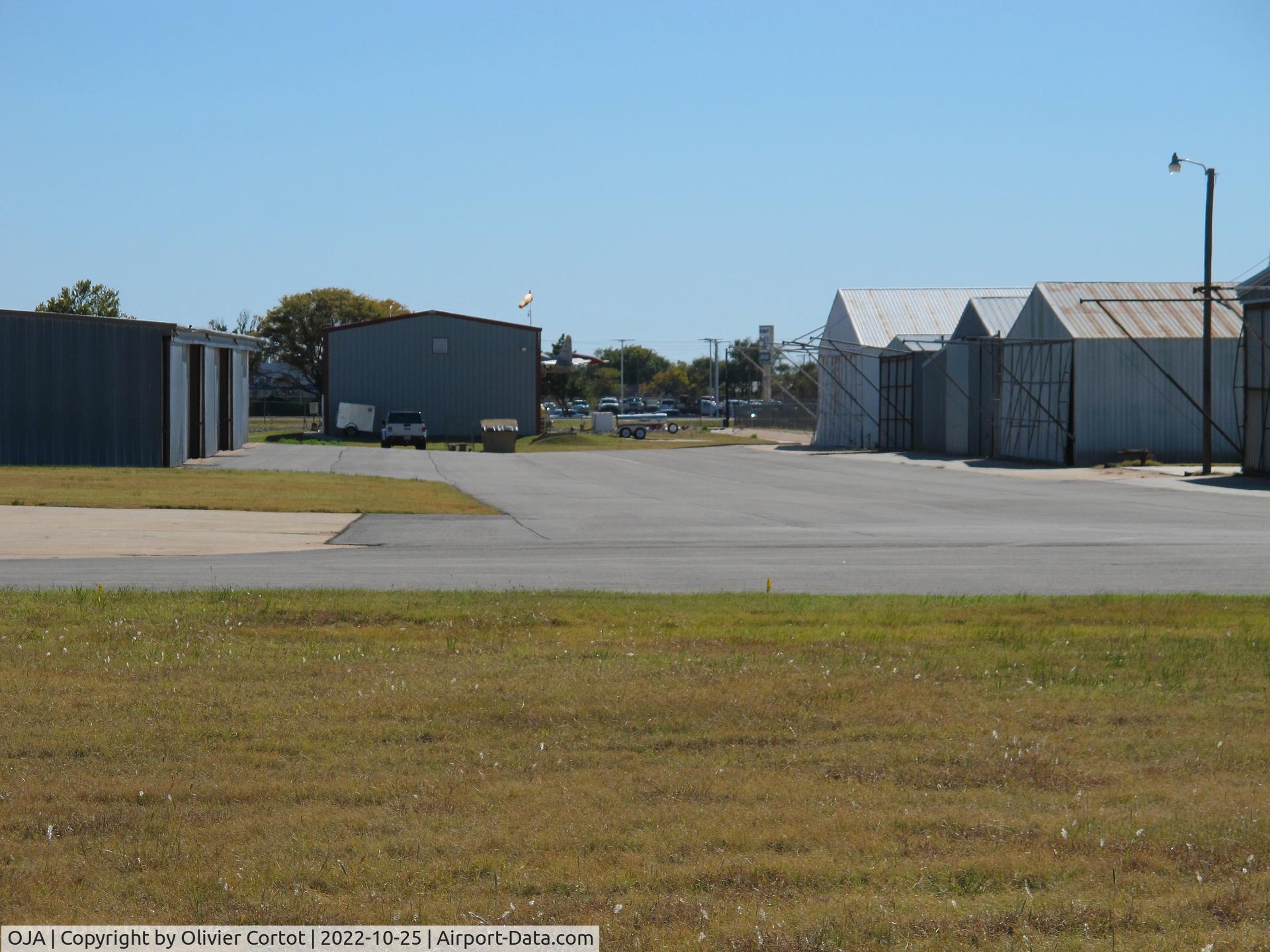 Weatherford Stafford Airport, hangars, photo by Olivier Cortot