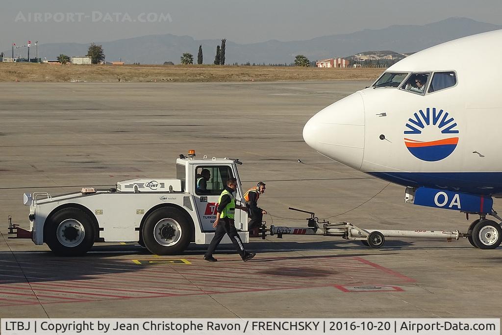 Adnan Menderes International Airport, pushback SunExpress, photo by Jean Christophe Ravon / FRENCHSKY