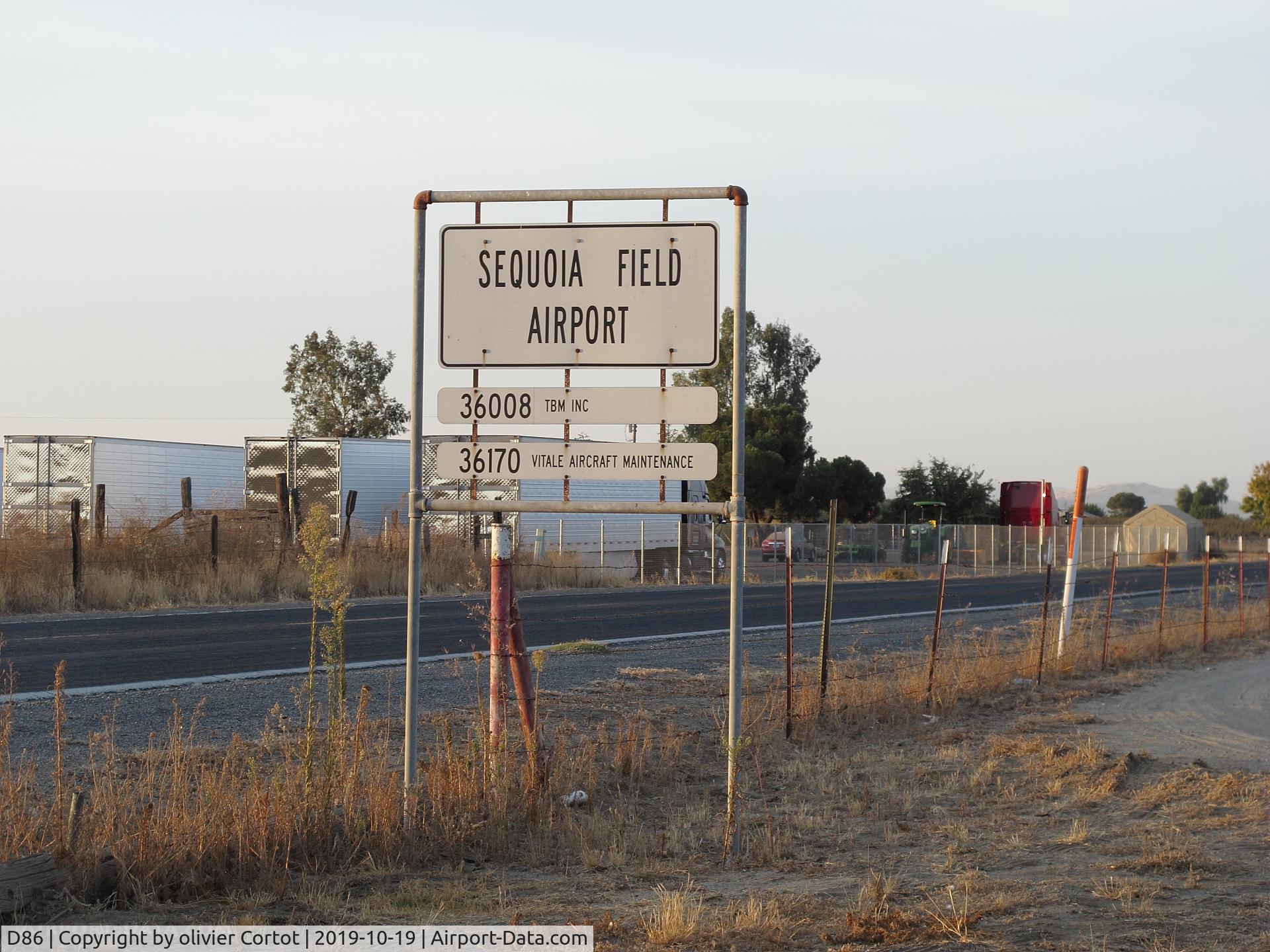 Sequoia Fld Airport, road sign, photo by olivier Cortot