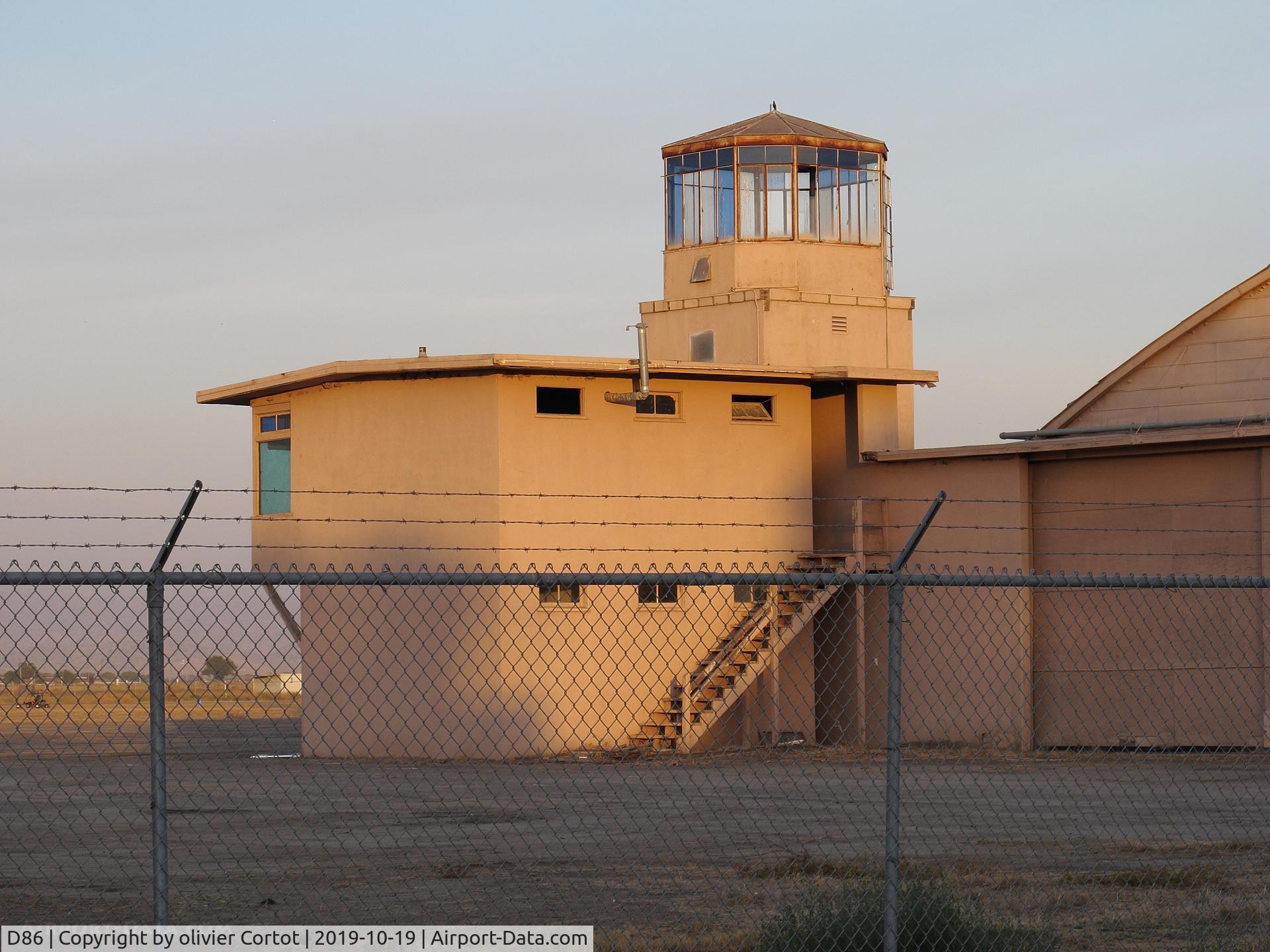 Sequoia Fld Airport, the tower, photo by olivier Cortot