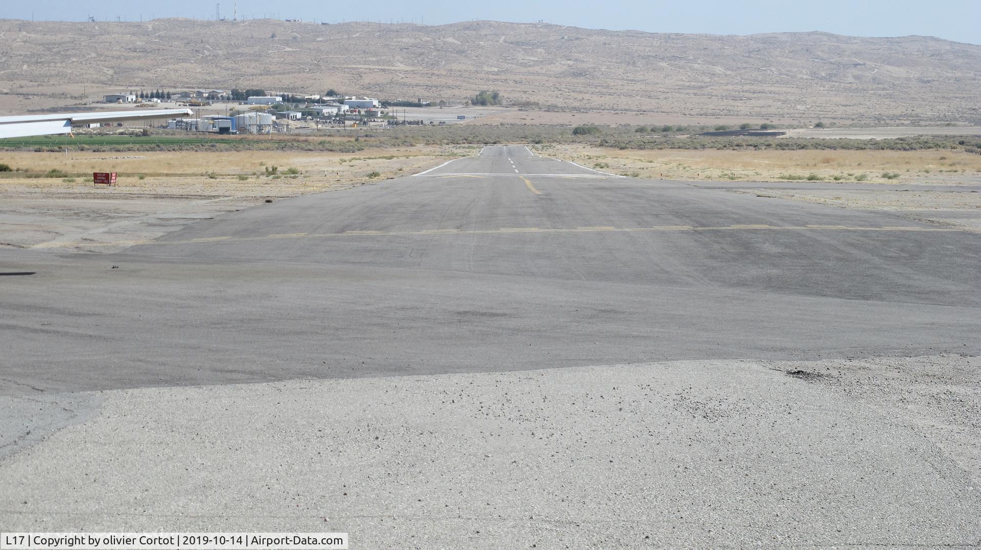 Taft-kern County Airport, the tarmac, photo by olivier Cortot