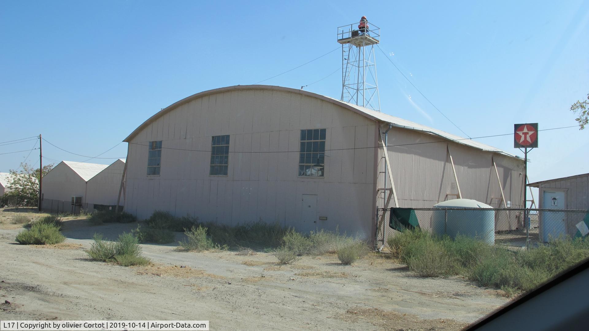 Taft-kern County Airport, one of the hangars, photo by olivier Cortot