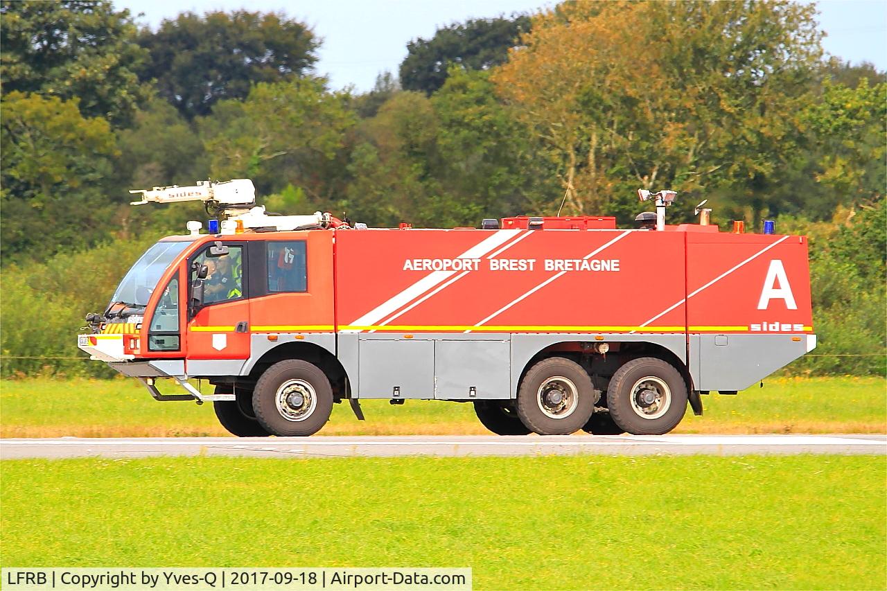 Brest Bretagne airport, Control runway, Brest-Bretagne airport (LFRB-BES), photo by Yves-Q