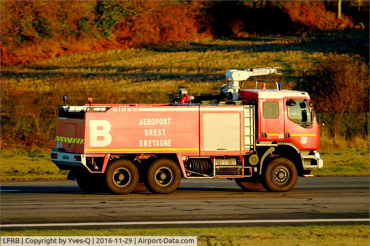 Brest Bretagne airport, Control runway, Brest-Bretagne airport (LFRB-BES), photo by Yves-Q