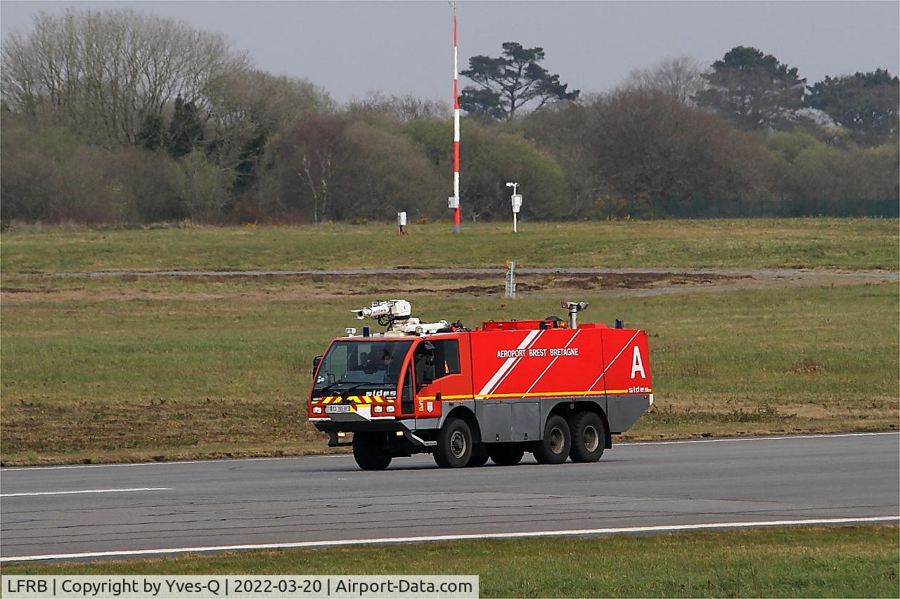 Brest Bretagne airport, Control runway, Brest-Bretagne airport (LFRB-BES), photo by Yves-Q